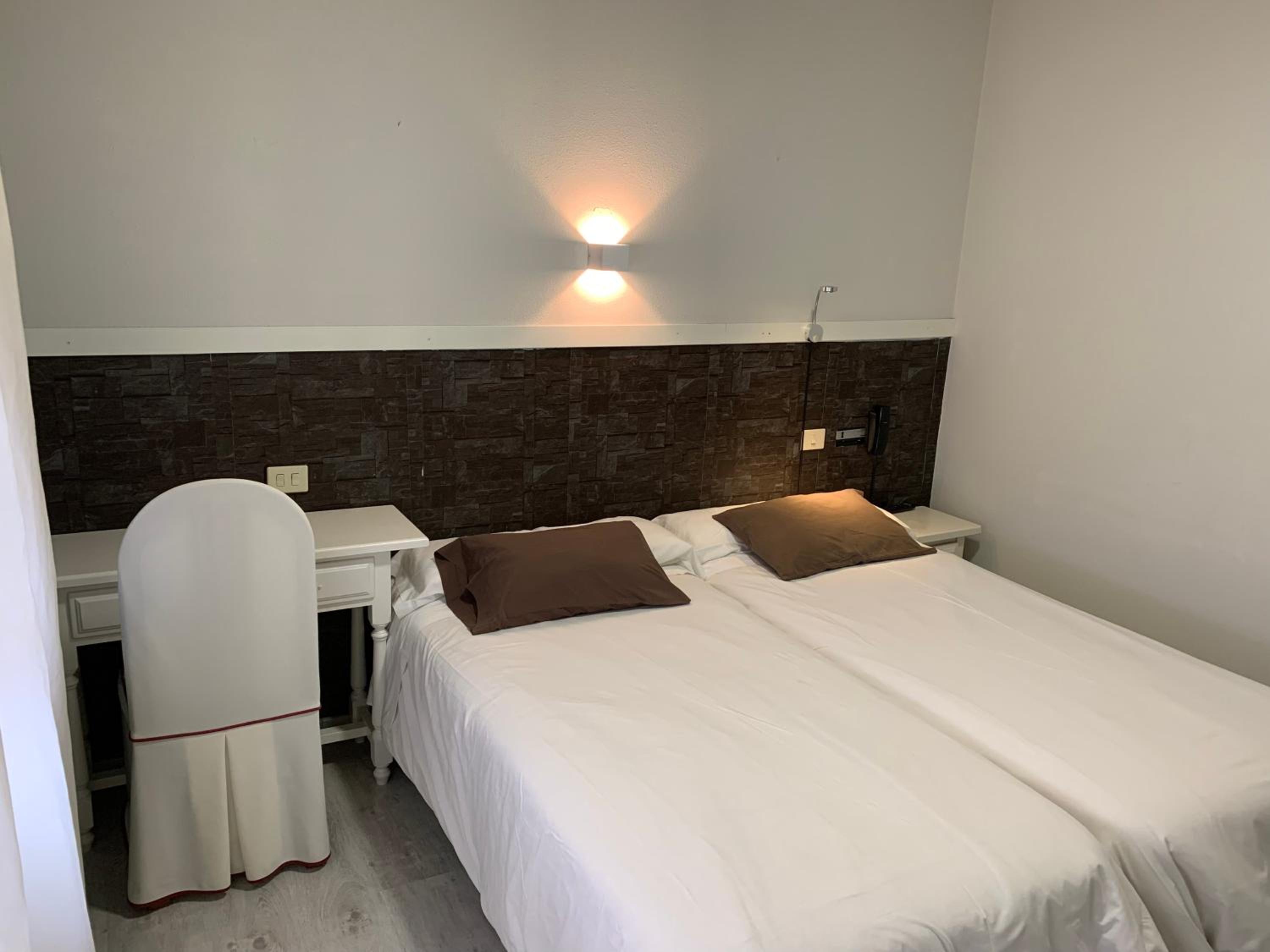 Twin Room - Photo 34