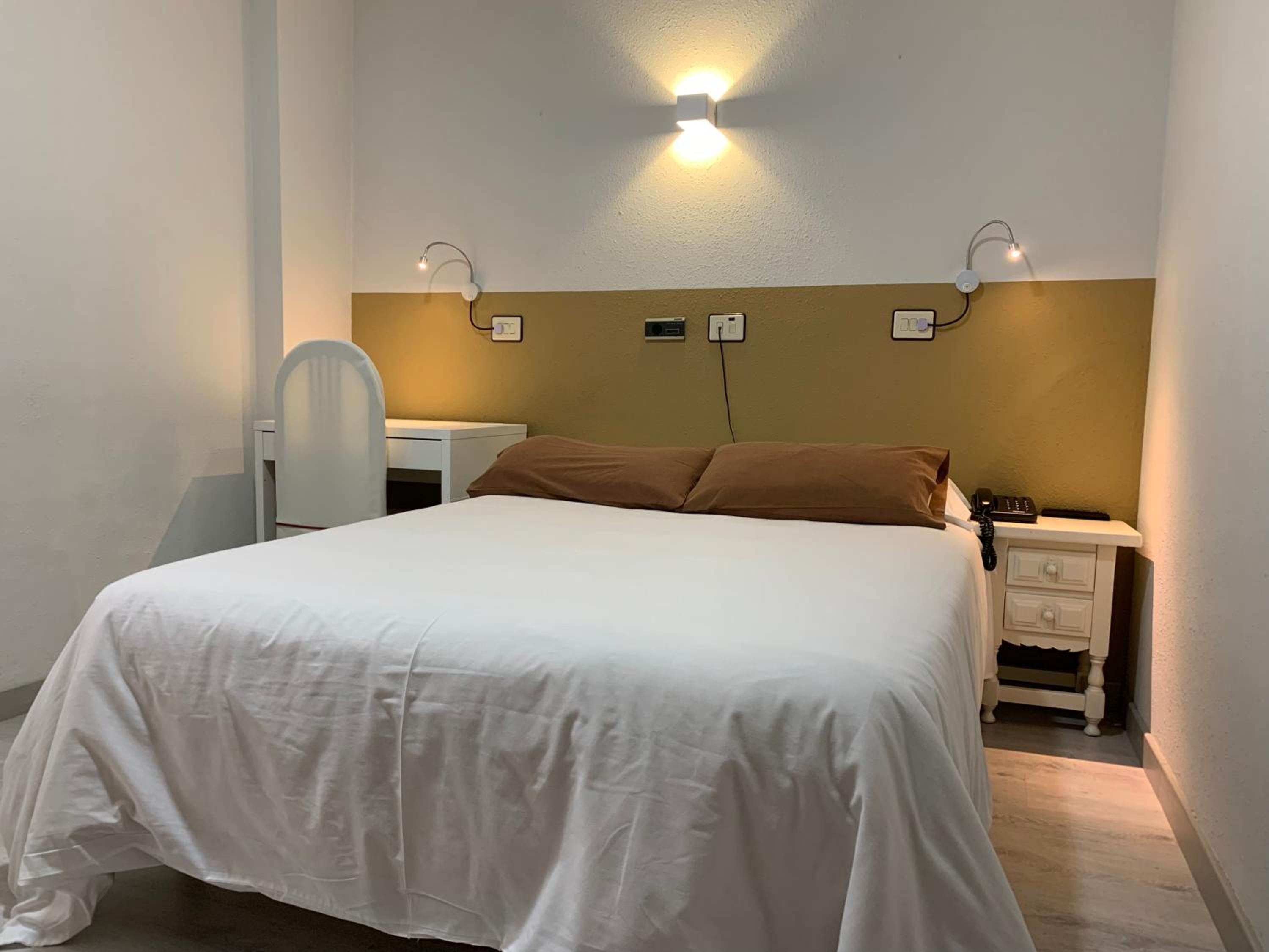 Twin Room - Photo 30