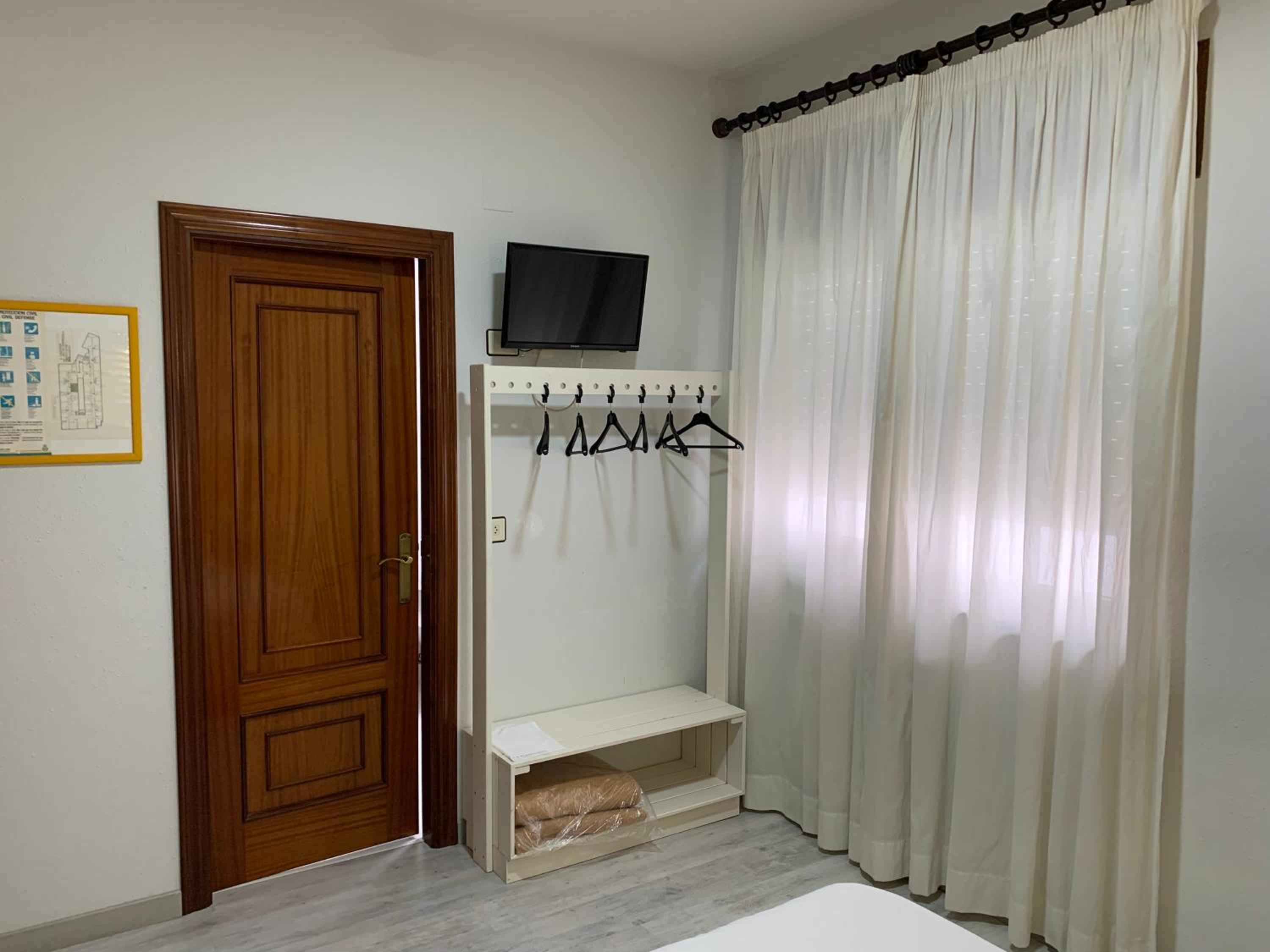 Twin Room - Photo 31