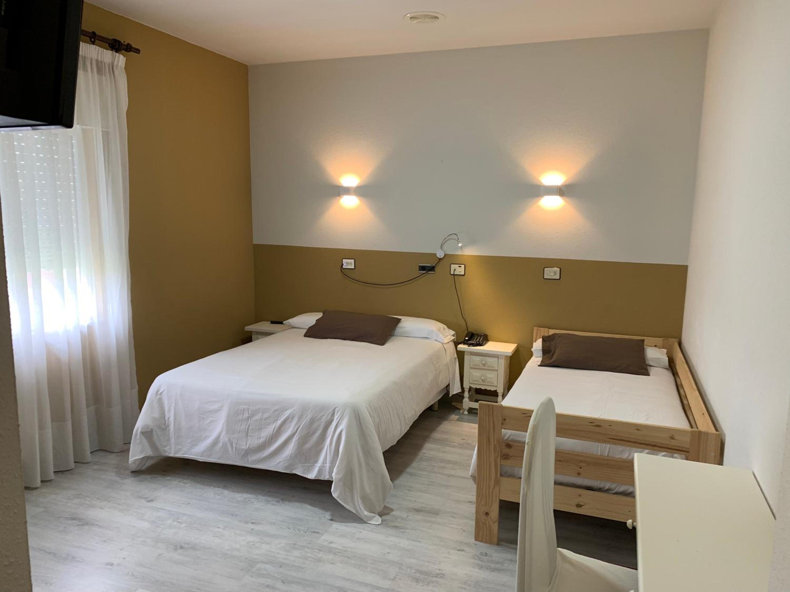 Double Room (2 Adults + 1 Child ) - Photo 3