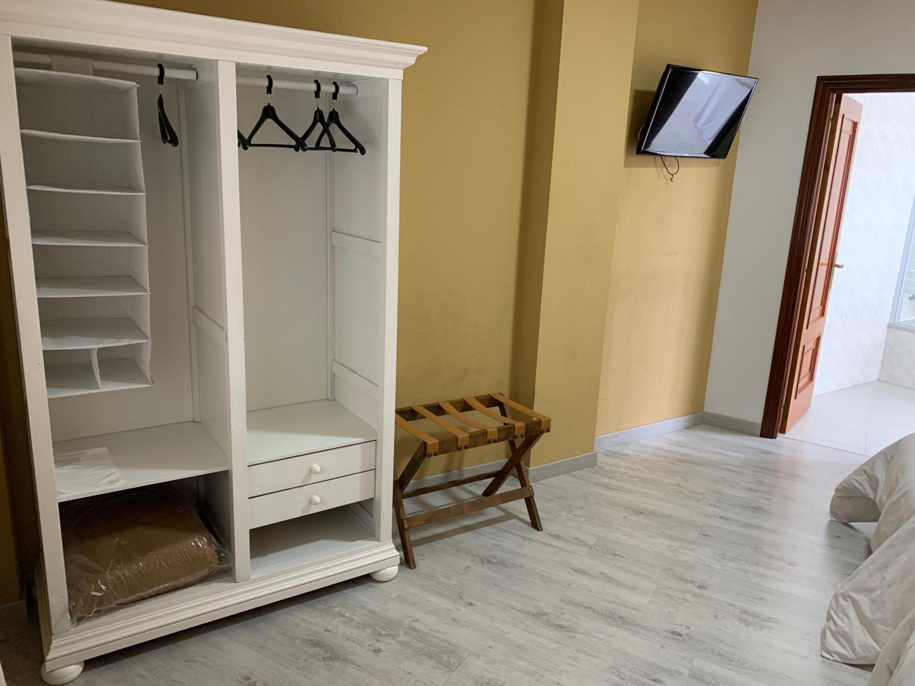 Twin Room - Photo 19