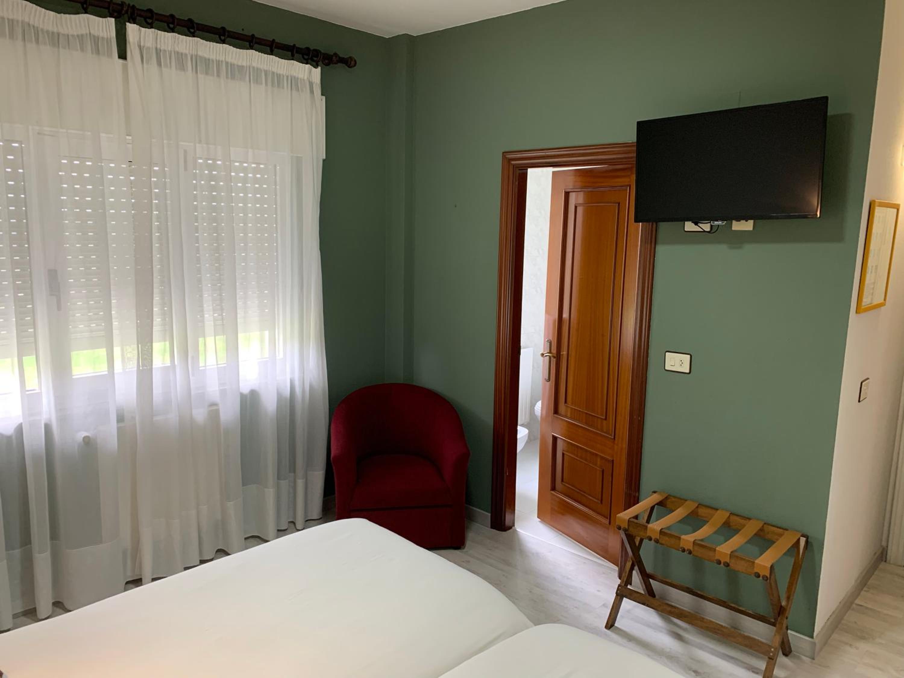 Twin Room - Photo 24