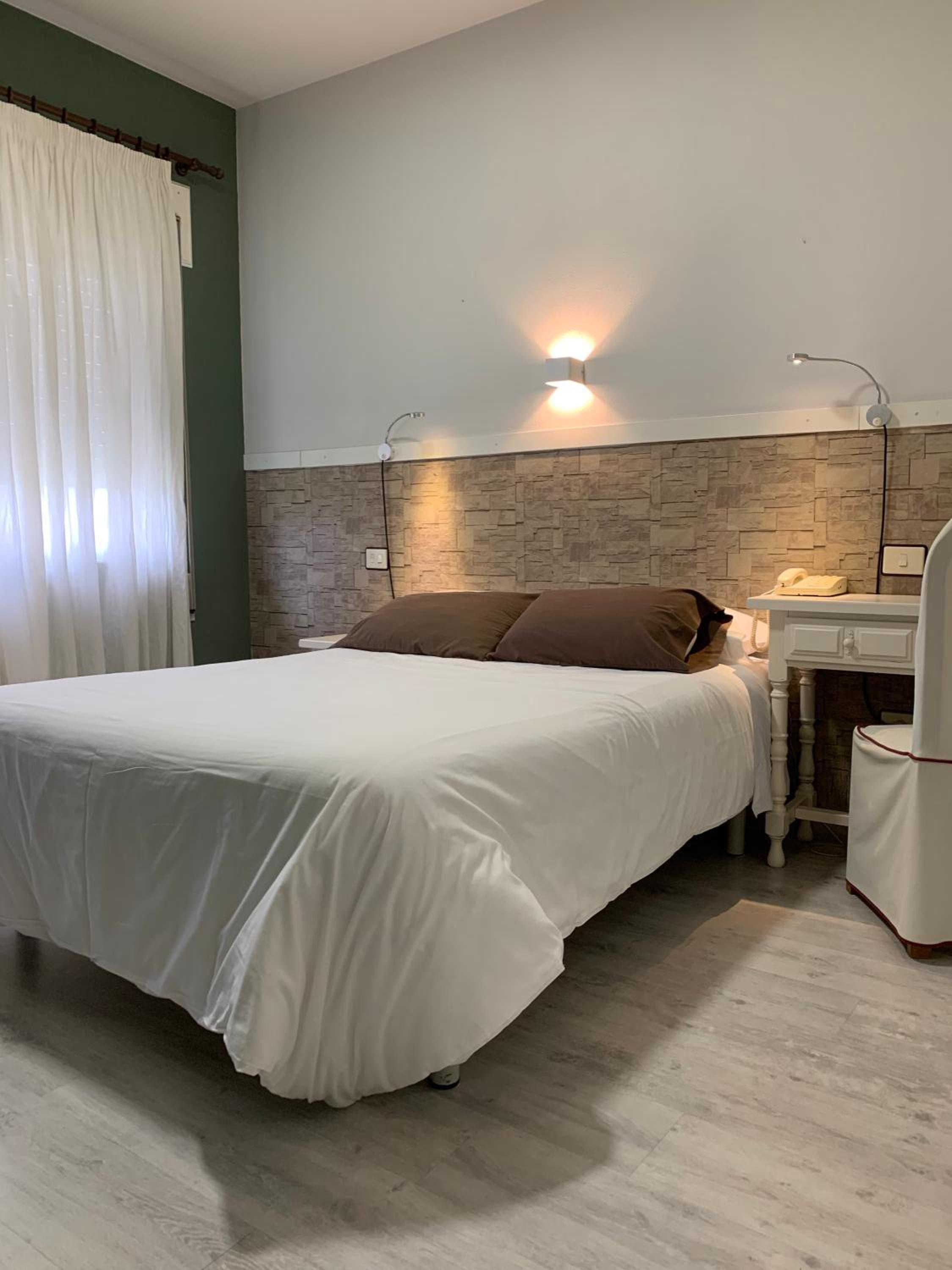 Twin Room - Photo 21