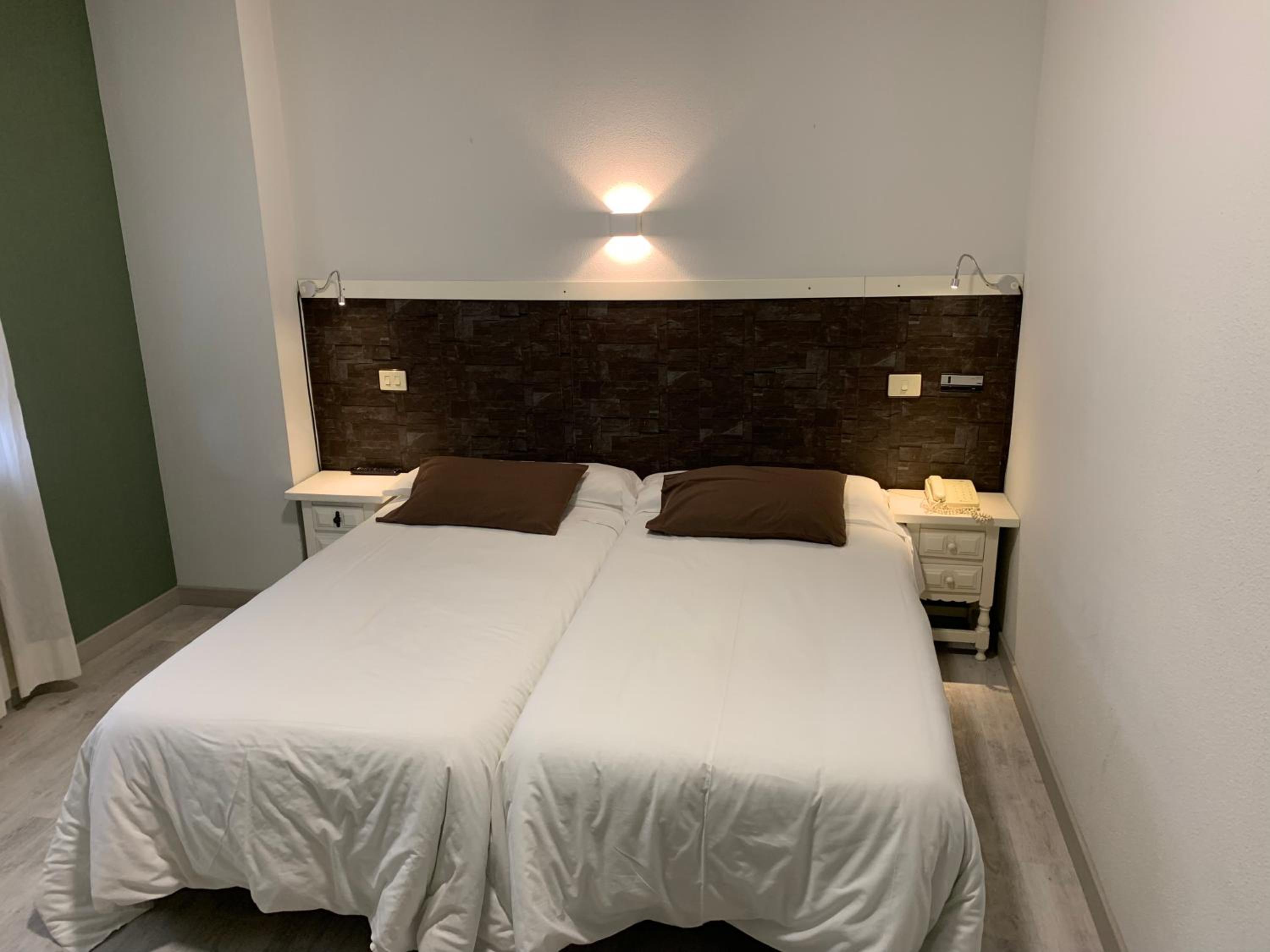 Twin Room - Photo 20