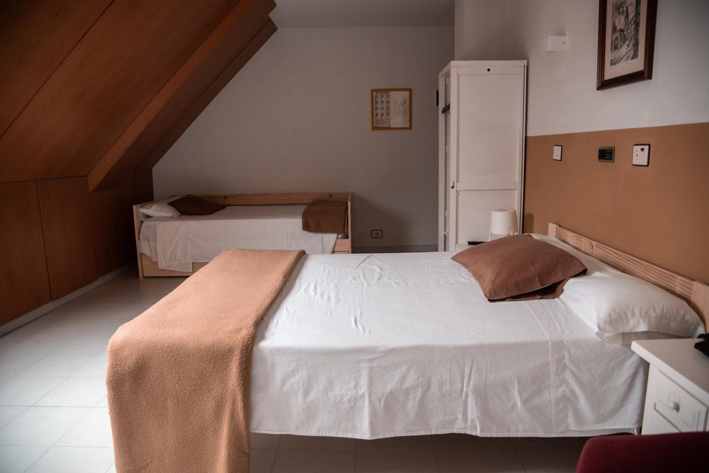 Double Room (2 Adults + 1 Child ) - Photo 2