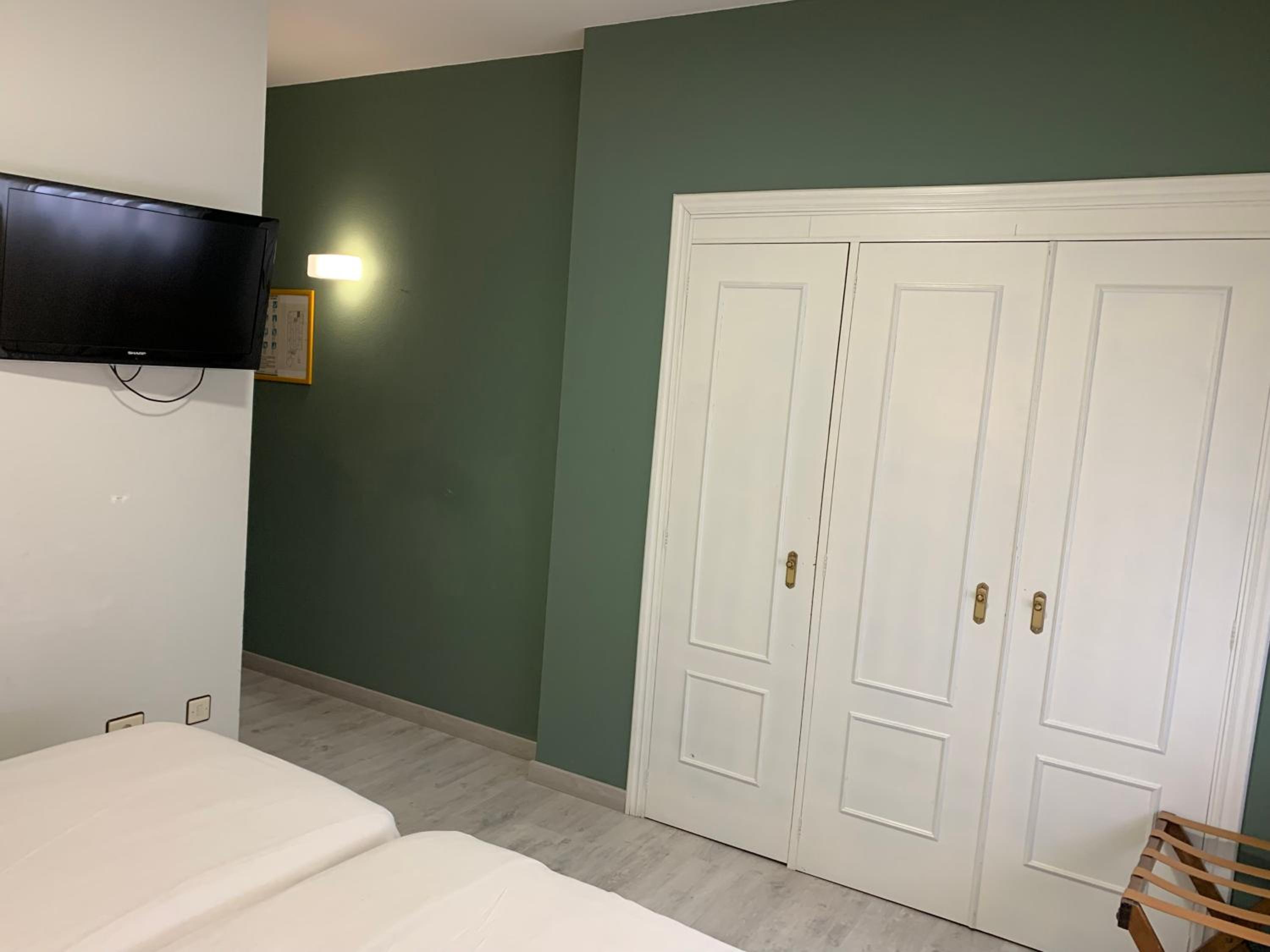 Twin Room - Photo 16