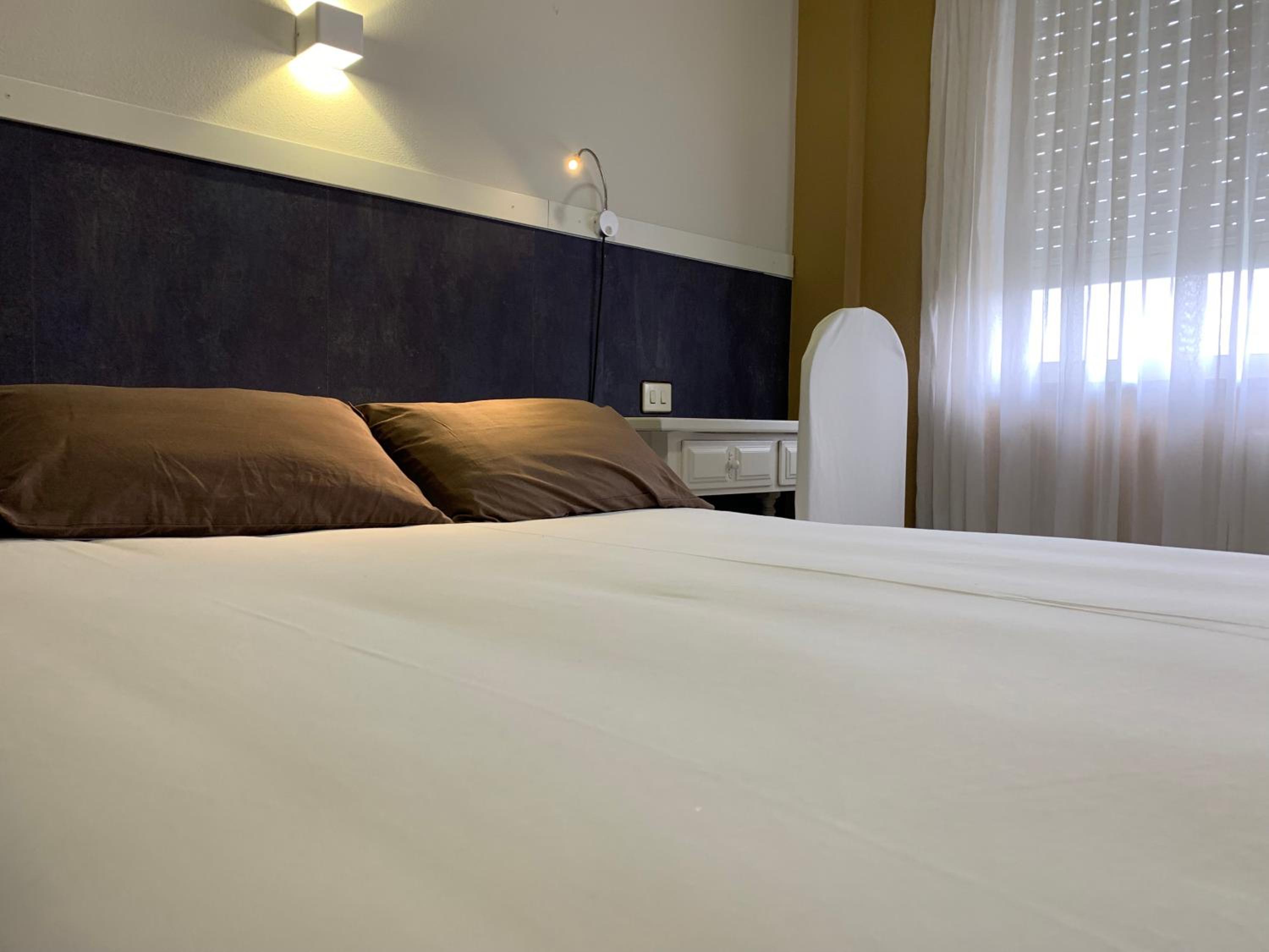 Twin Room - Photo 13
