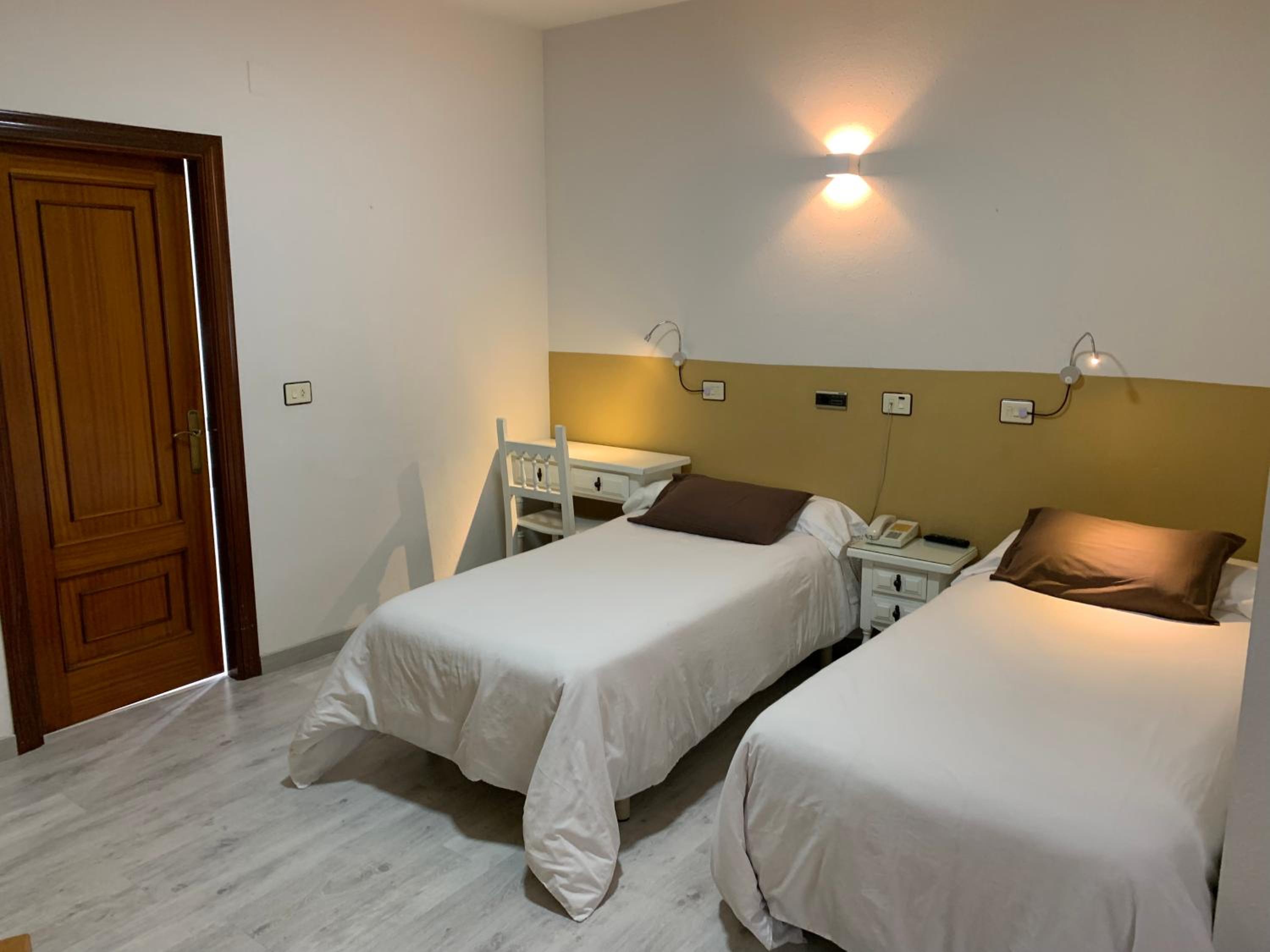 Twin Room - Photo 12
