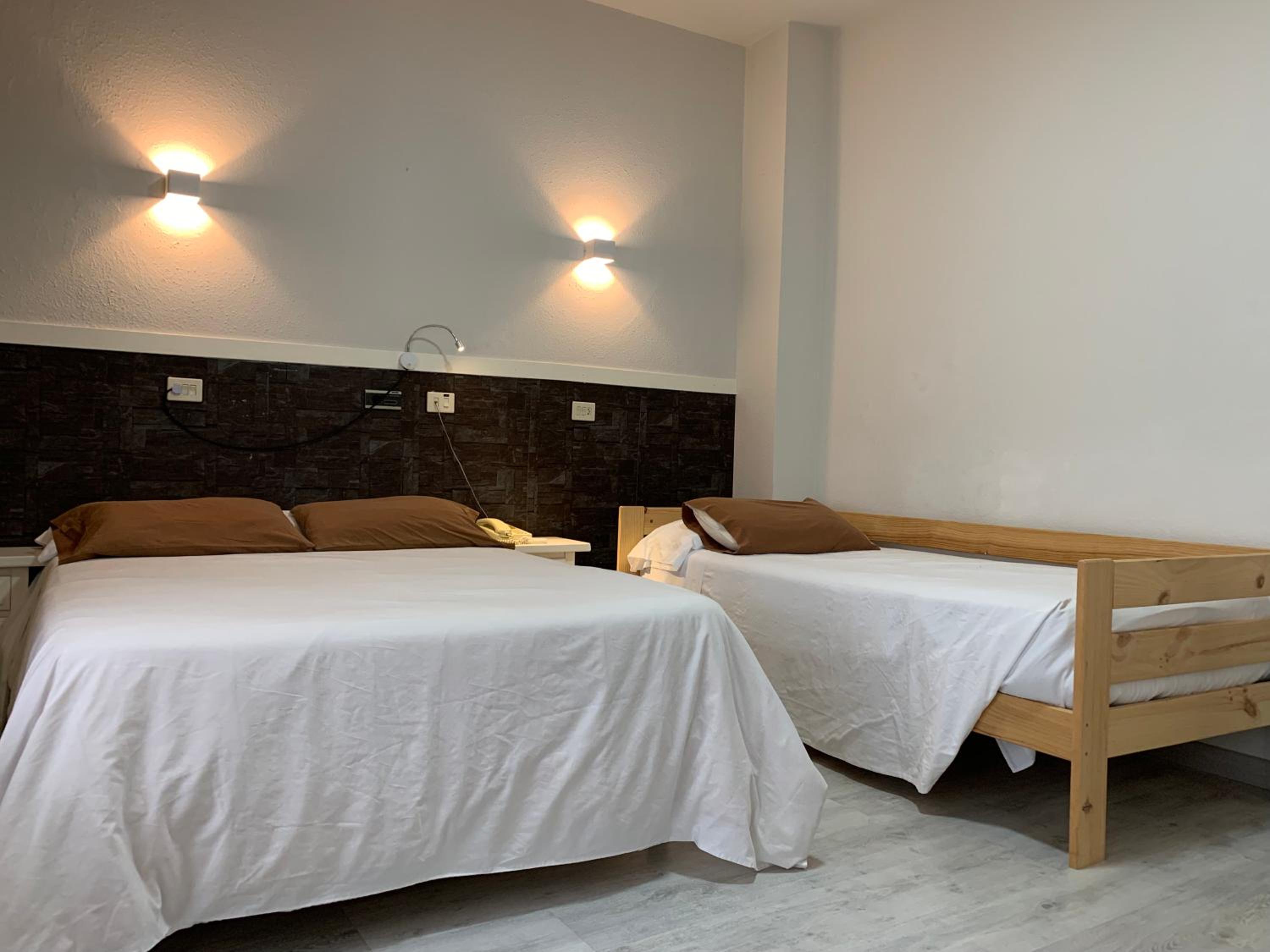 Double Room (2 Adults + 1 Child ) - Photo 9