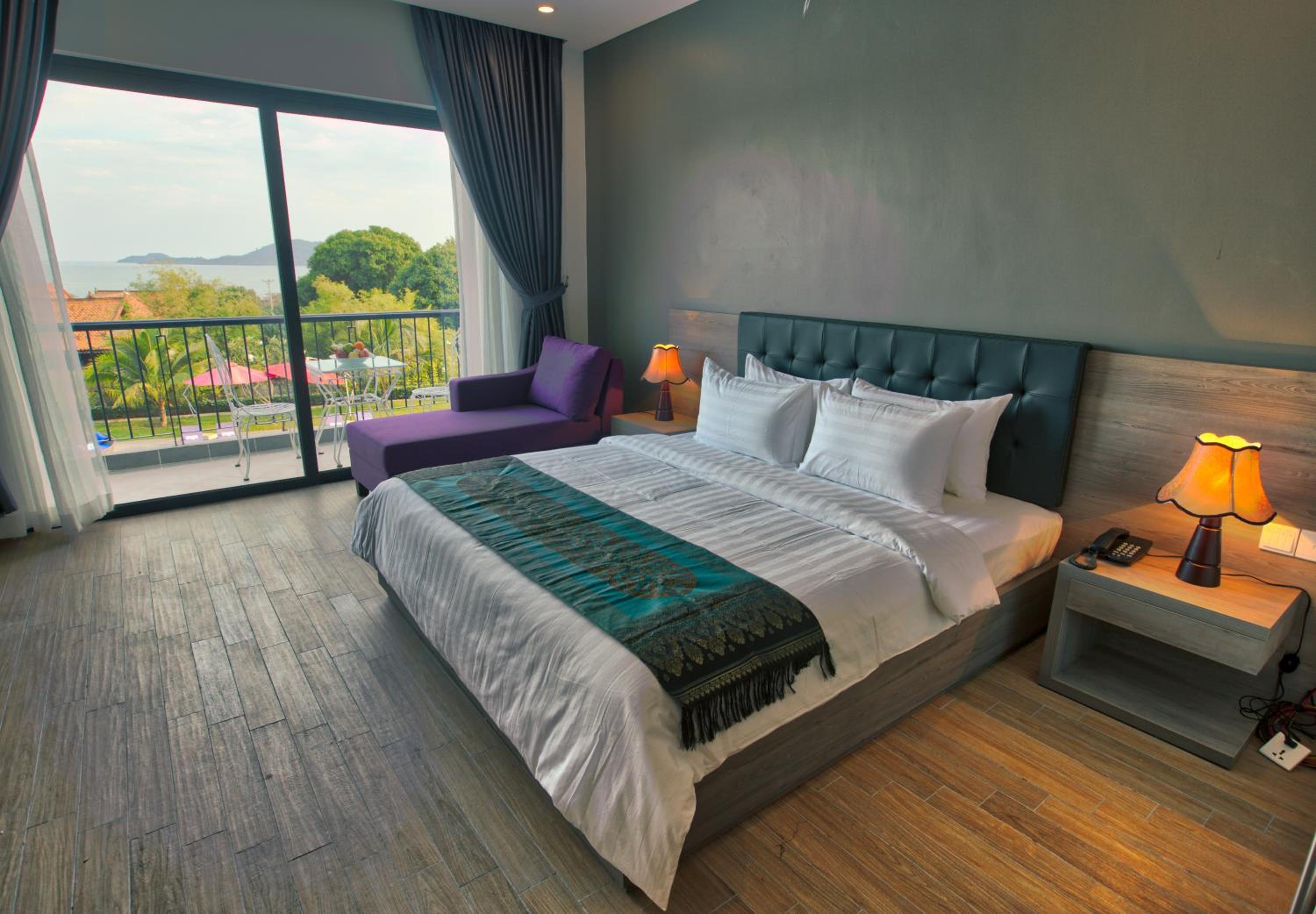 Deluxe King with Sea View photo 2