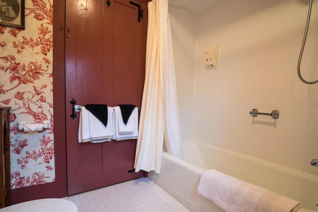 Deluxe King Room - Photo 2