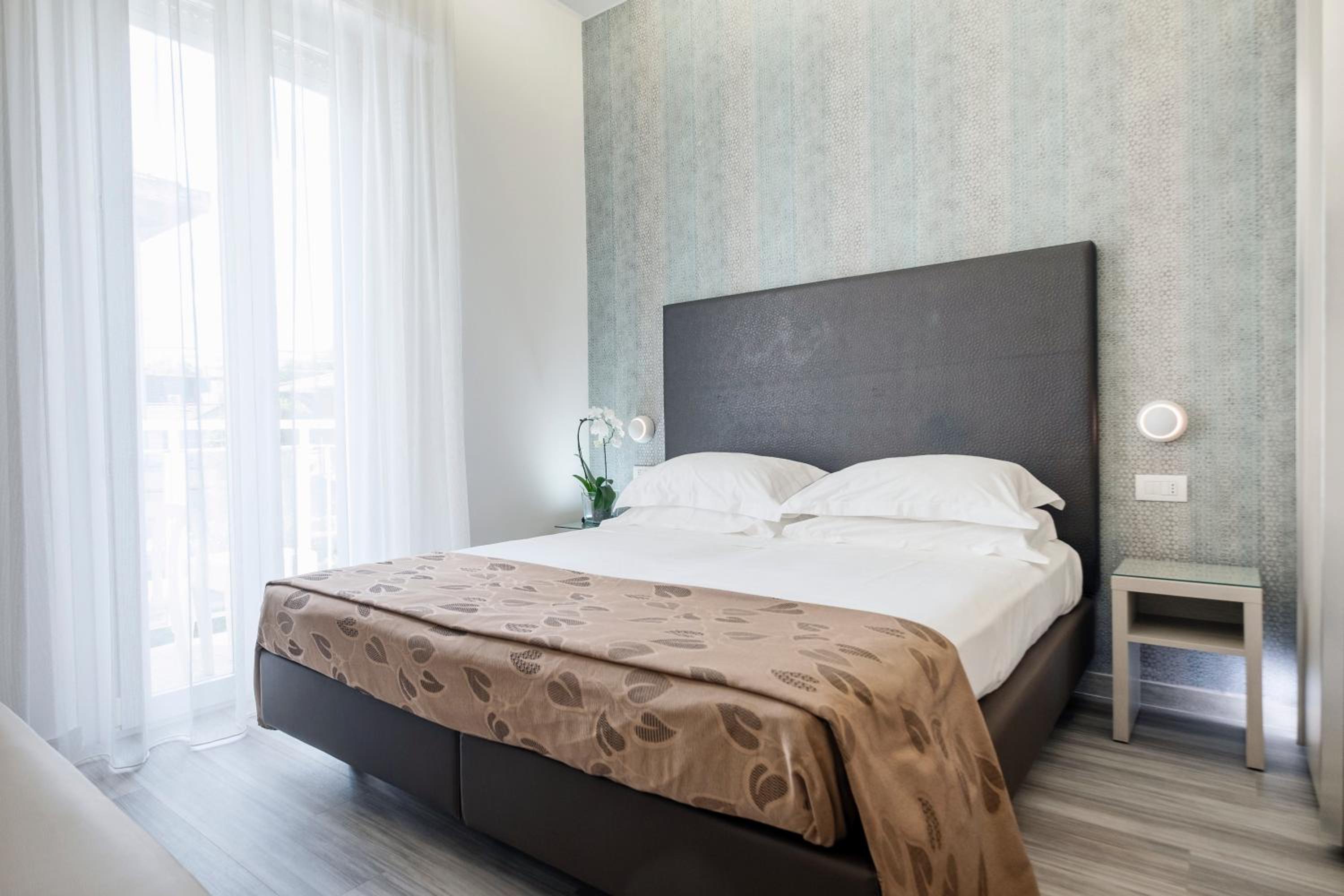Deluxe Triple Room - Photo 1