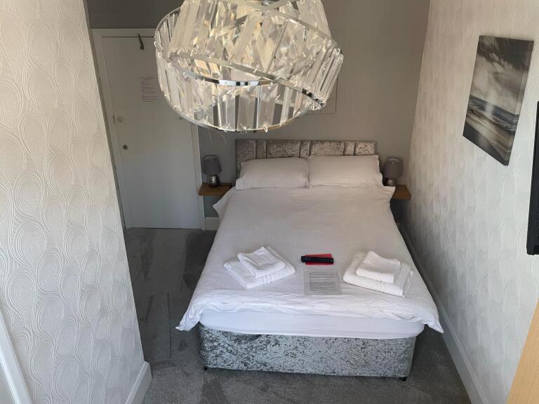 Double Room with Private Bathroom - Photo 2