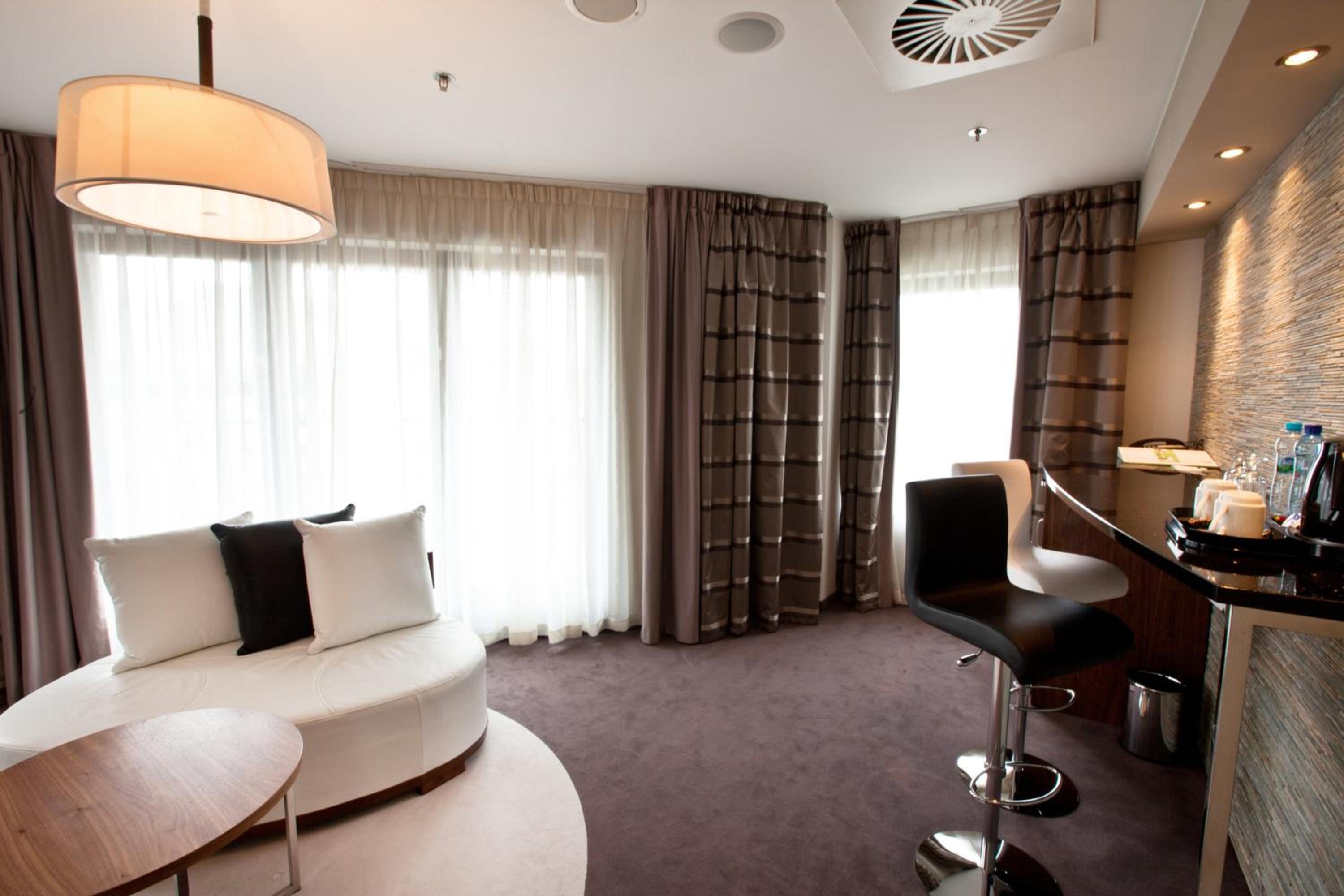 One-Bedroom Suite - Photo 10