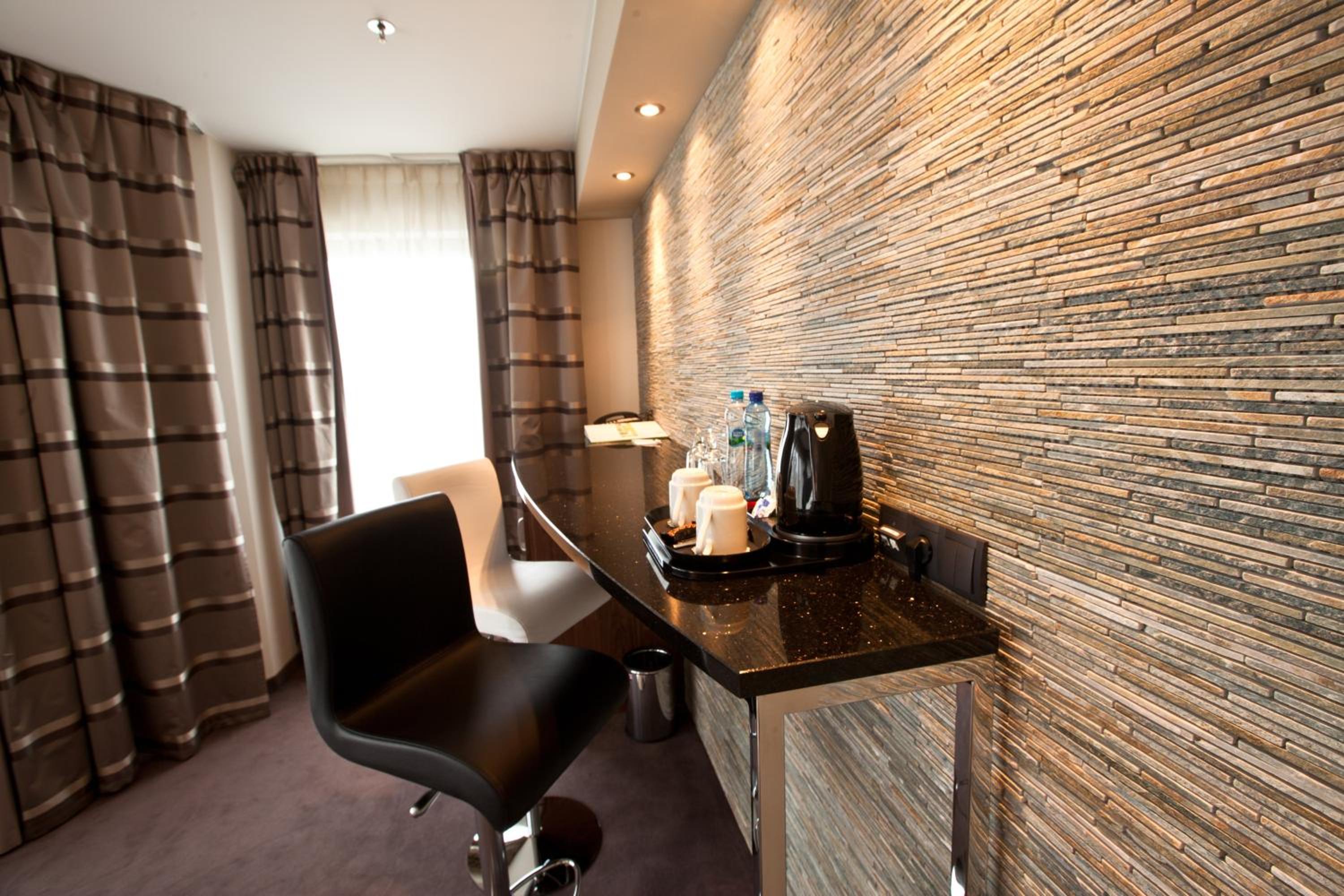 One-Bedroom Suite - Photo 11