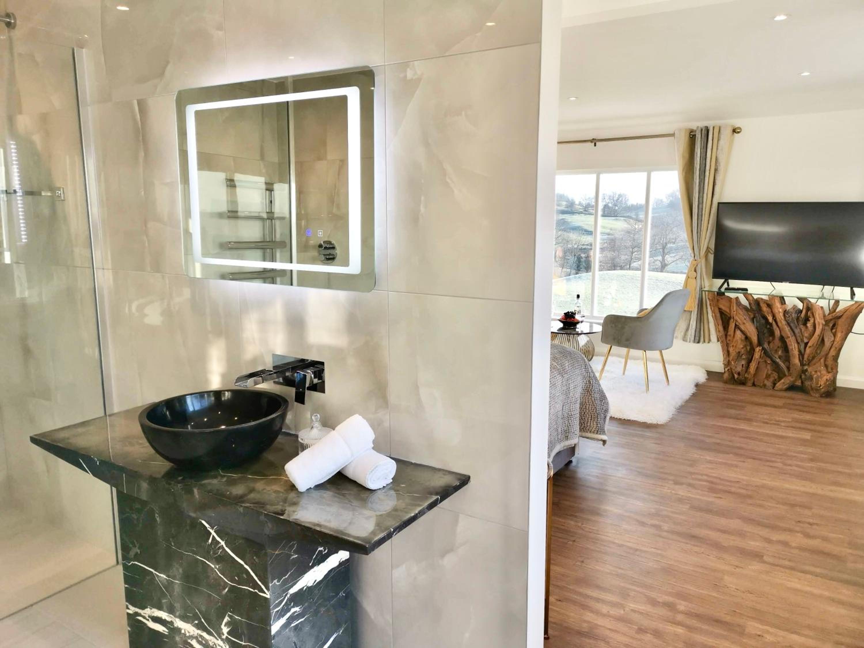 Suite with Mountain View (Open Plan) - Photo 7