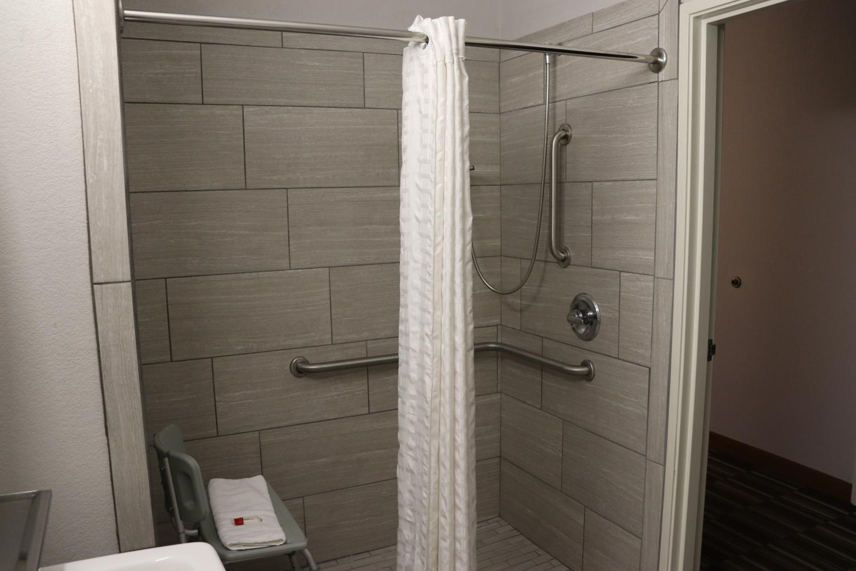 Deluxe Queen Room - Mobility Access/Non-Smoking - Photo 5