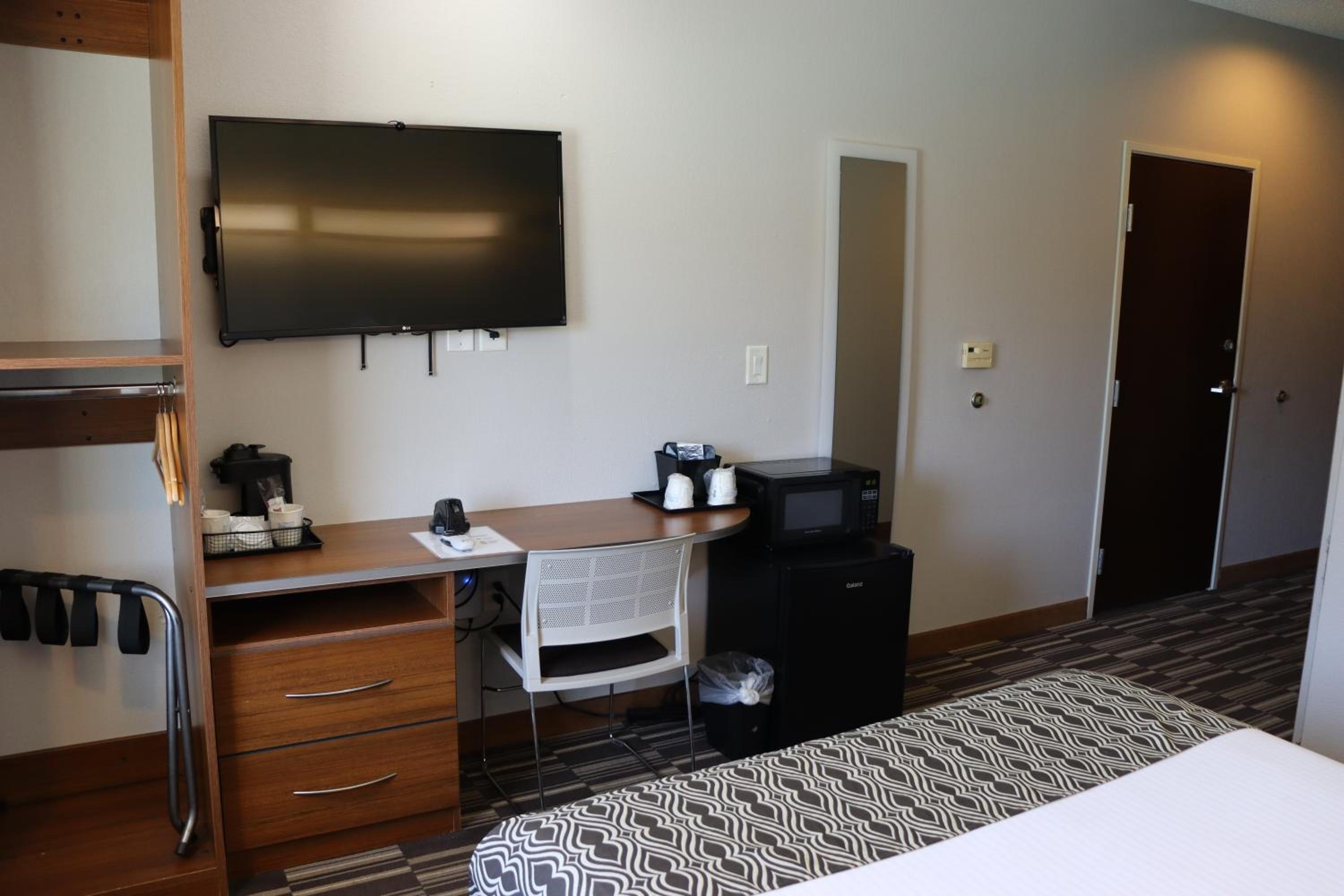Deluxe Queen Room - Mobility Access/Non-Smoking - Photo 1