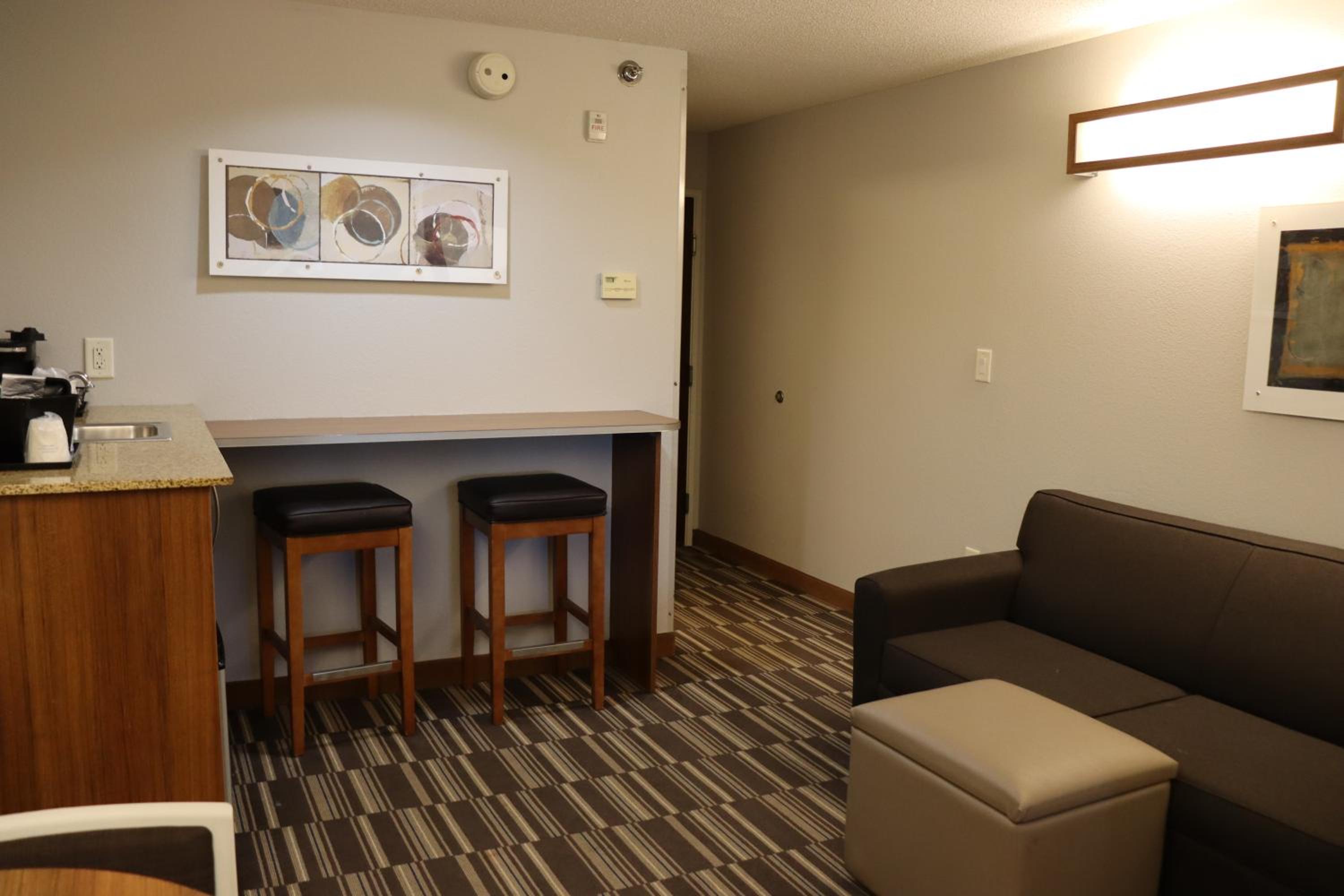 Queen Studio Suite - Non-Smoking - Photo 1