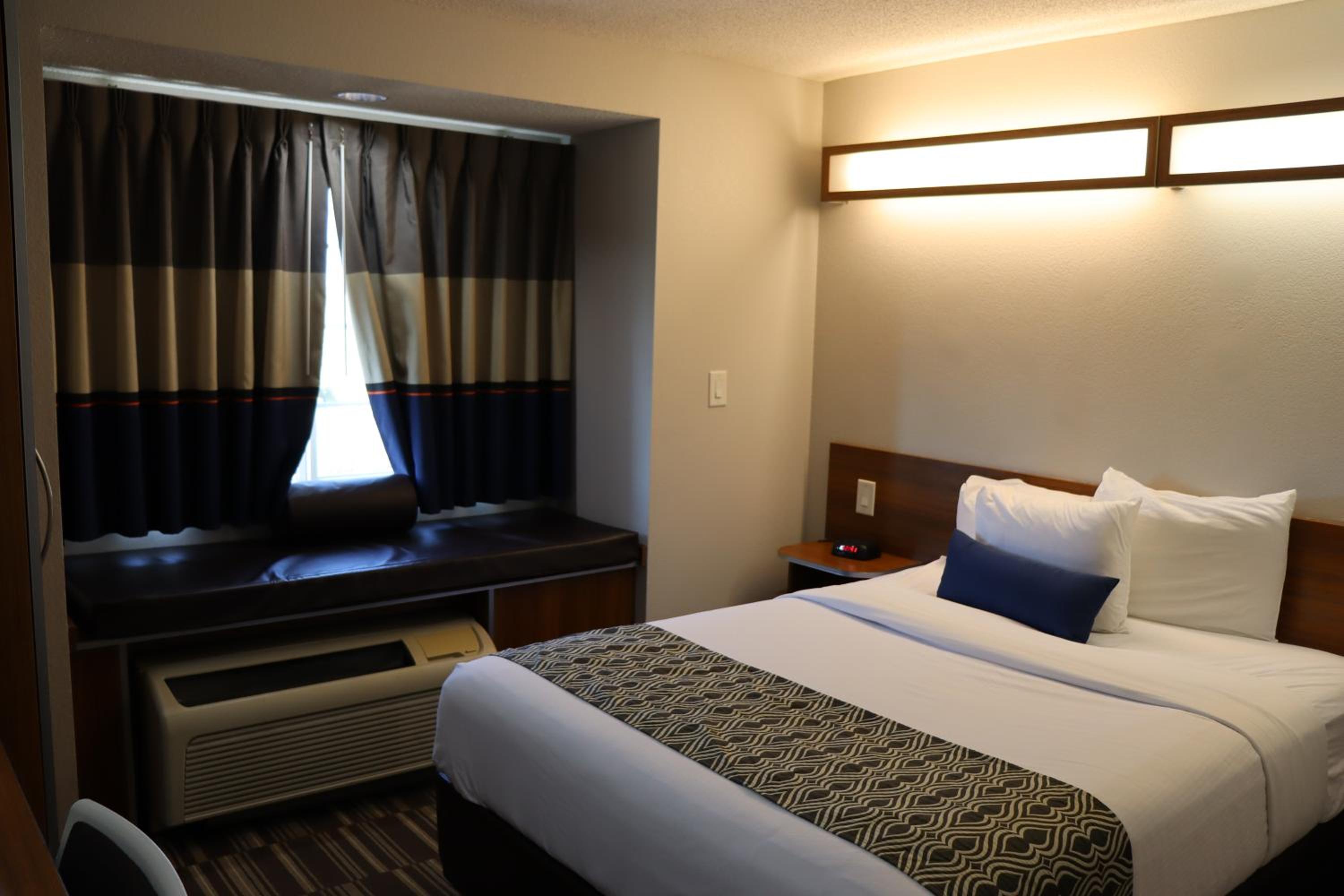 Deluxe Queen Room - Mobility Access/Non-Smoking - Photo 3