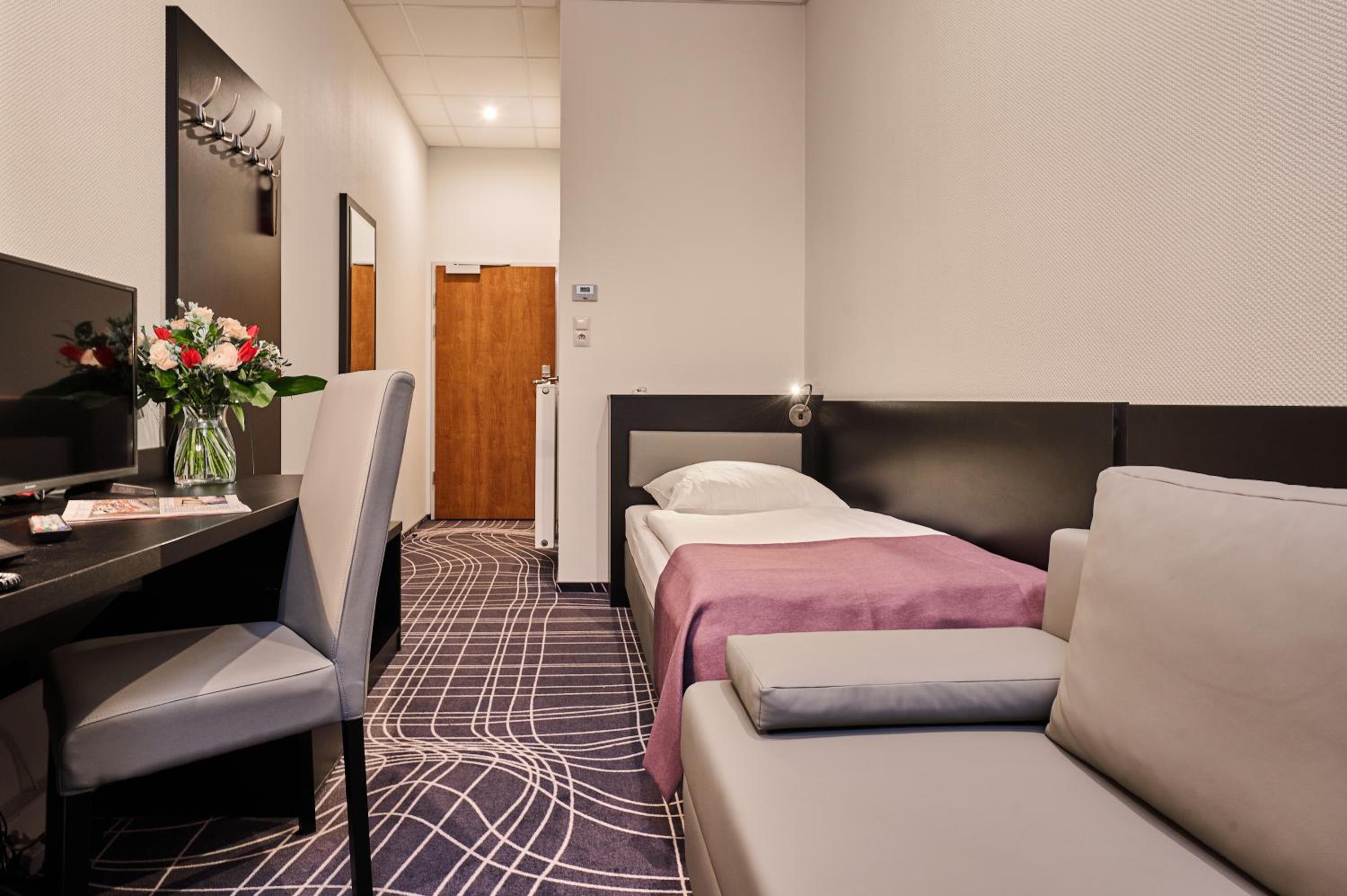 Standard Twin Room - Photo 2