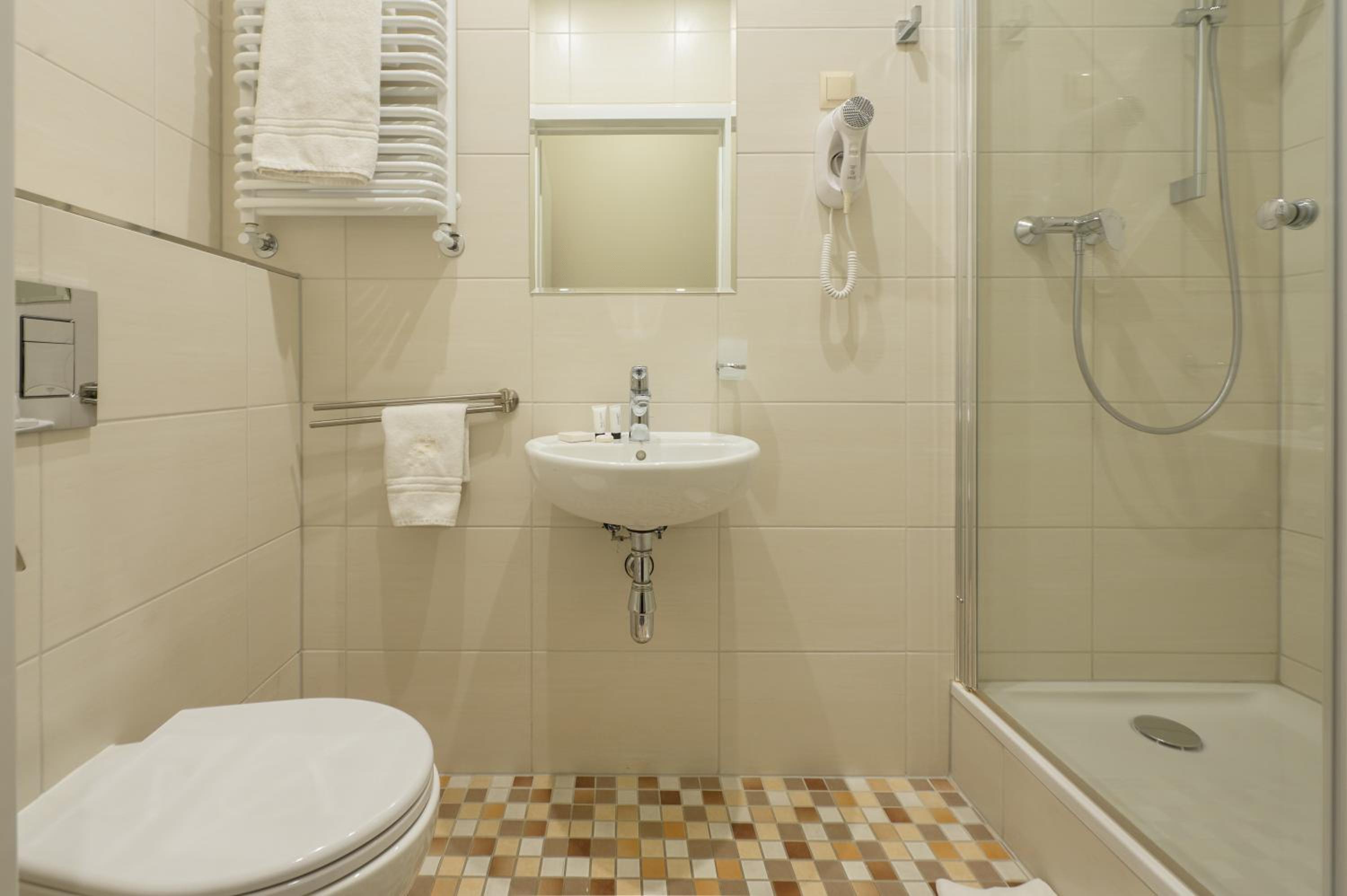 Standard Twin Room - Photo 4