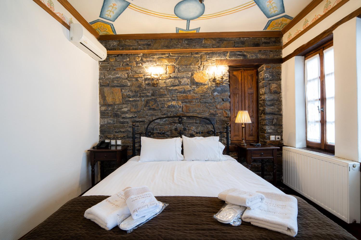 Deluxe Suite with Fireplace - Photo 14