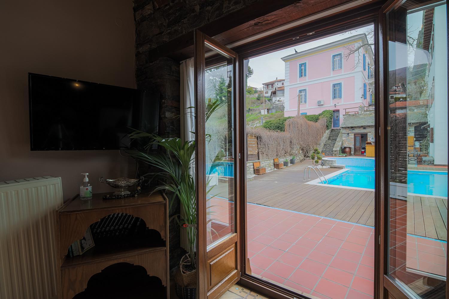 Deluxe Suite with Fireplace - Photo 13