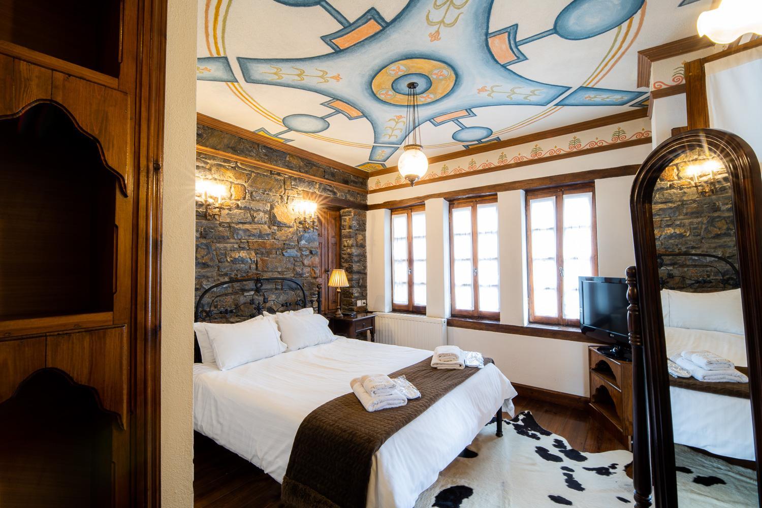 Deluxe Suite with Fireplace - Photo 16