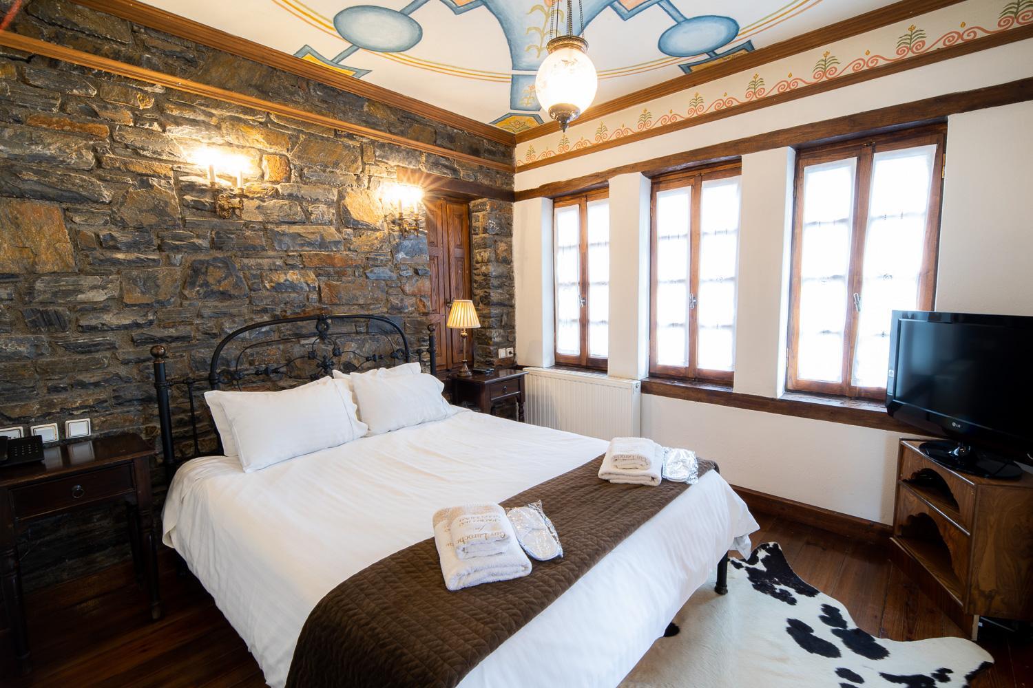 Deluxe Suite with Fireplace - Photo 12
