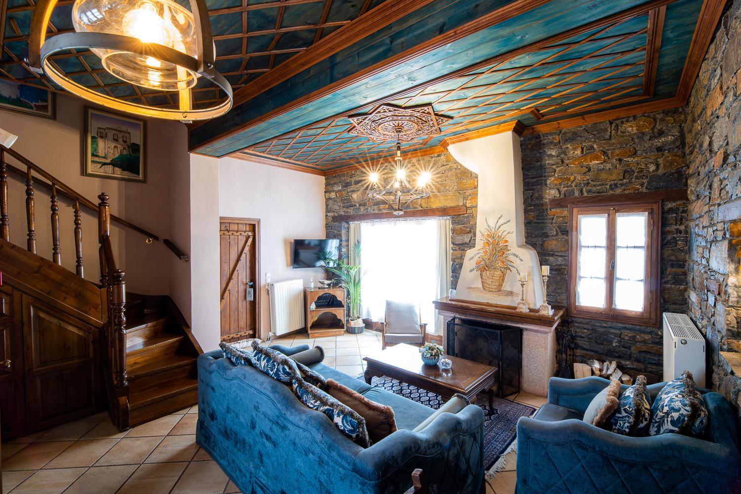 Deluxe Suite with Fireplace - Photo 17