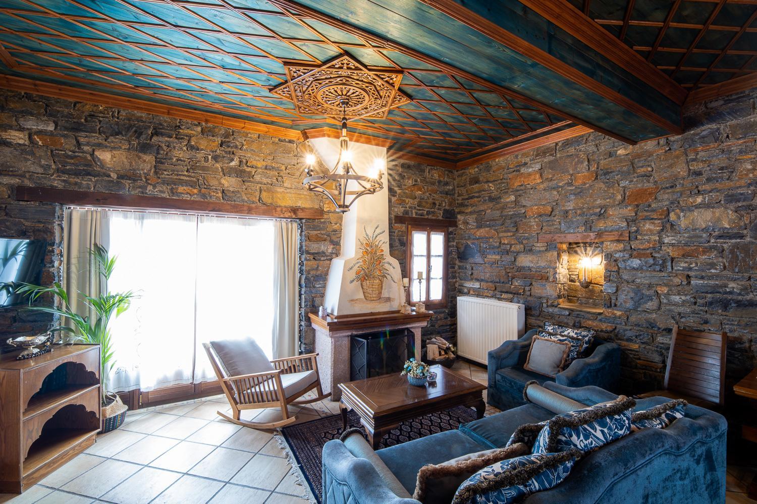 Deluxe Suite with Fireplace - Photo 23
