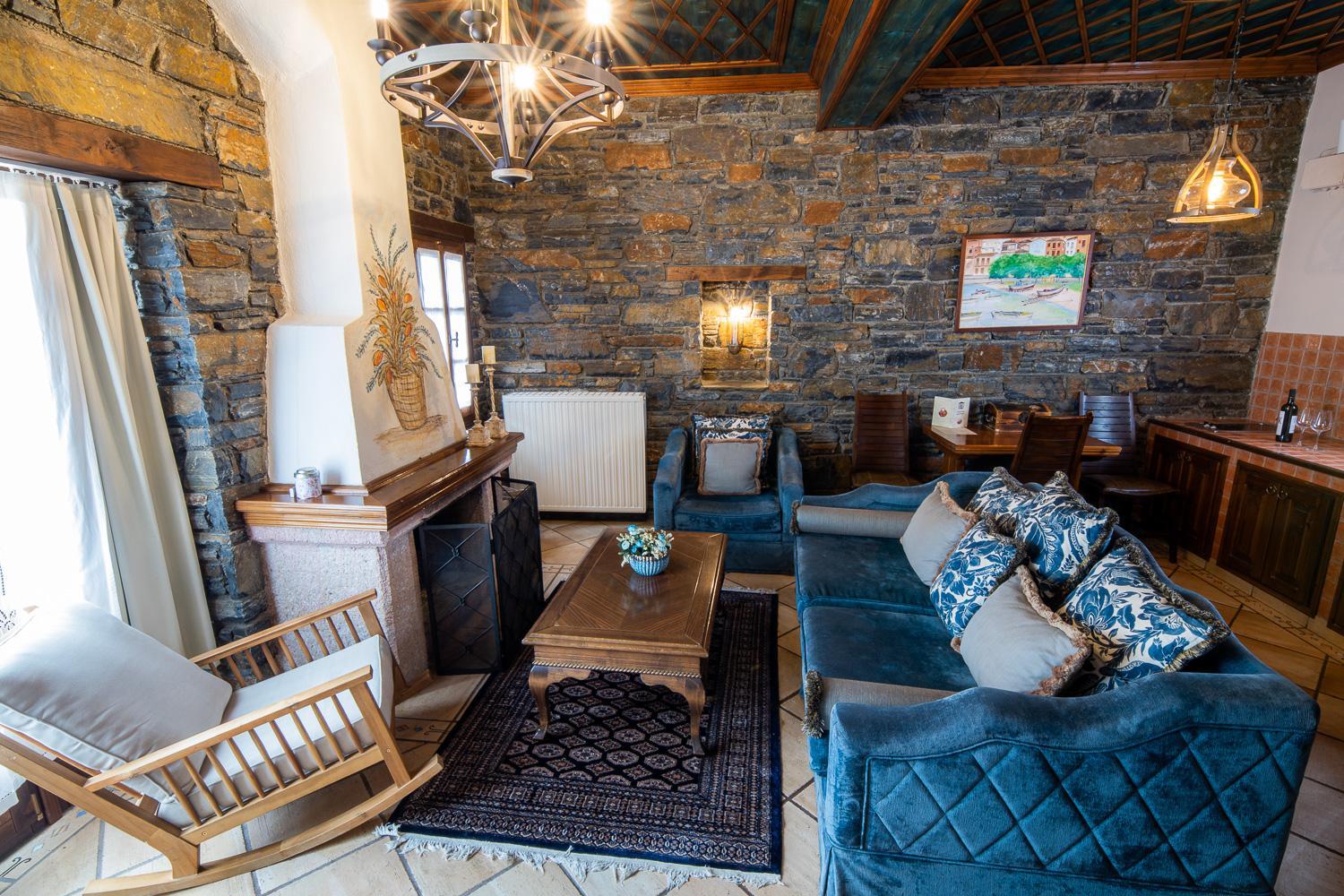 Deluxe Suite with Fireplace - Photo 8