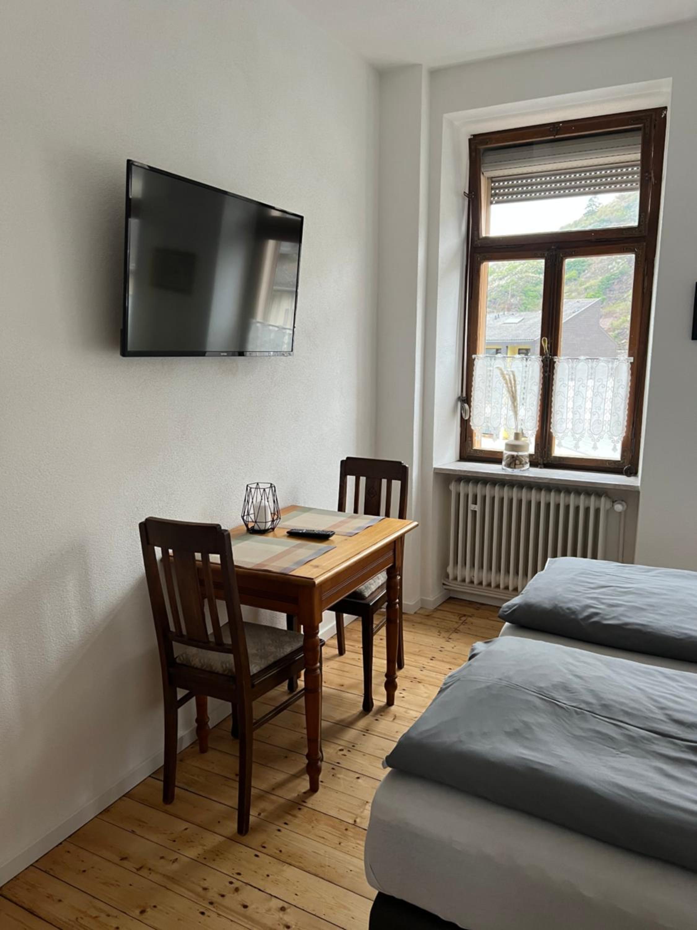 One-Bedroom Apartment - Photo 2