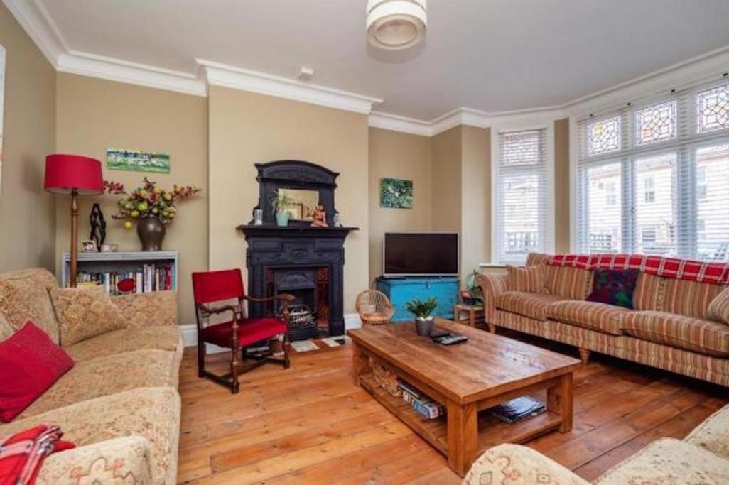 Five-Bedroom House photo 1