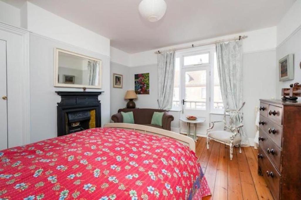 Five-Bedroom House photo 2