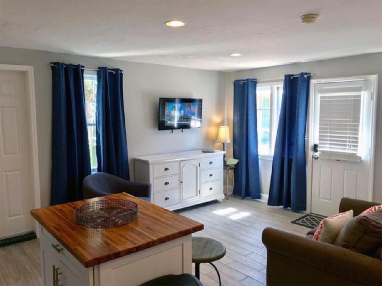 Deluxe King Suite - Photo 1