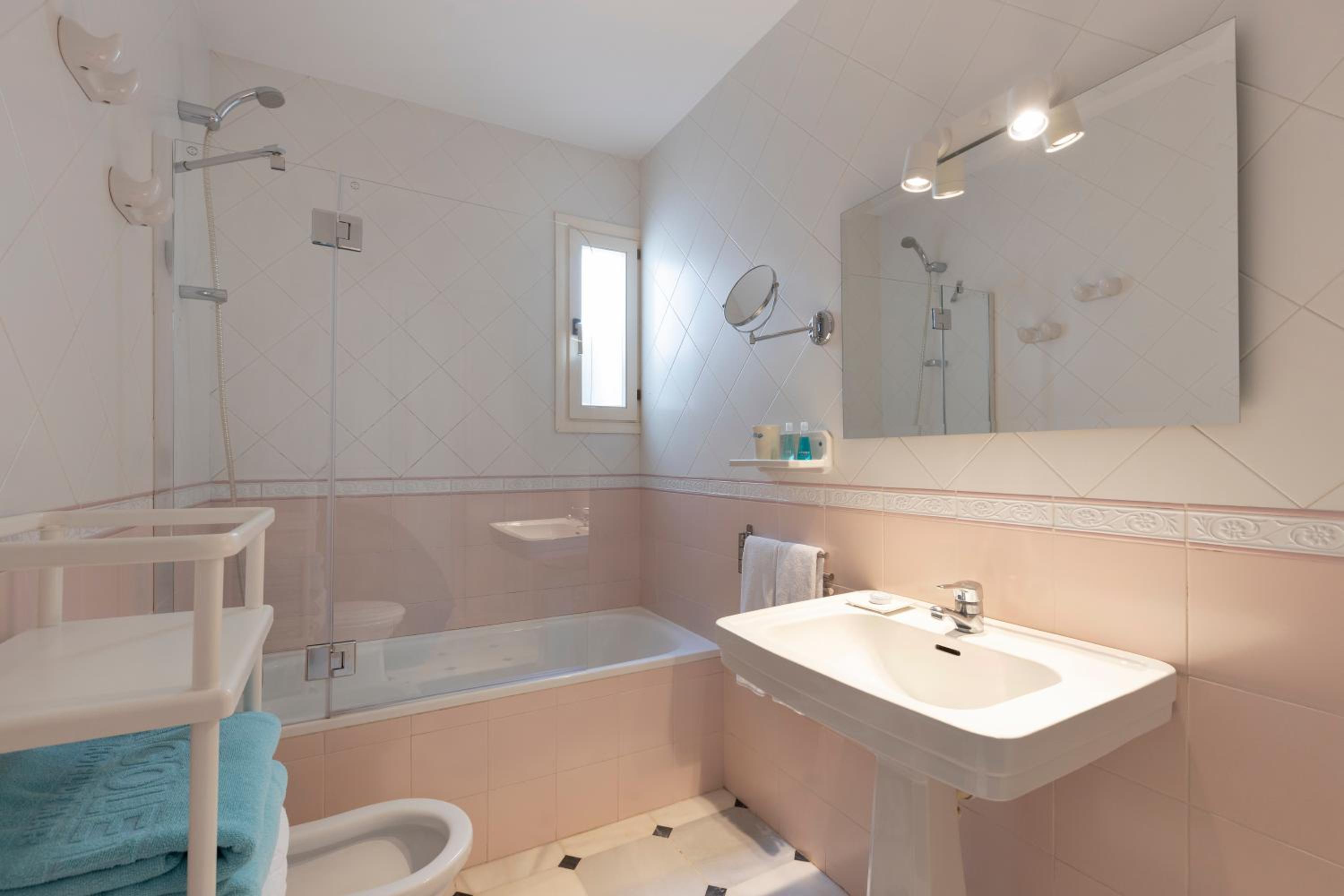 Three-Bedroom House photo 3