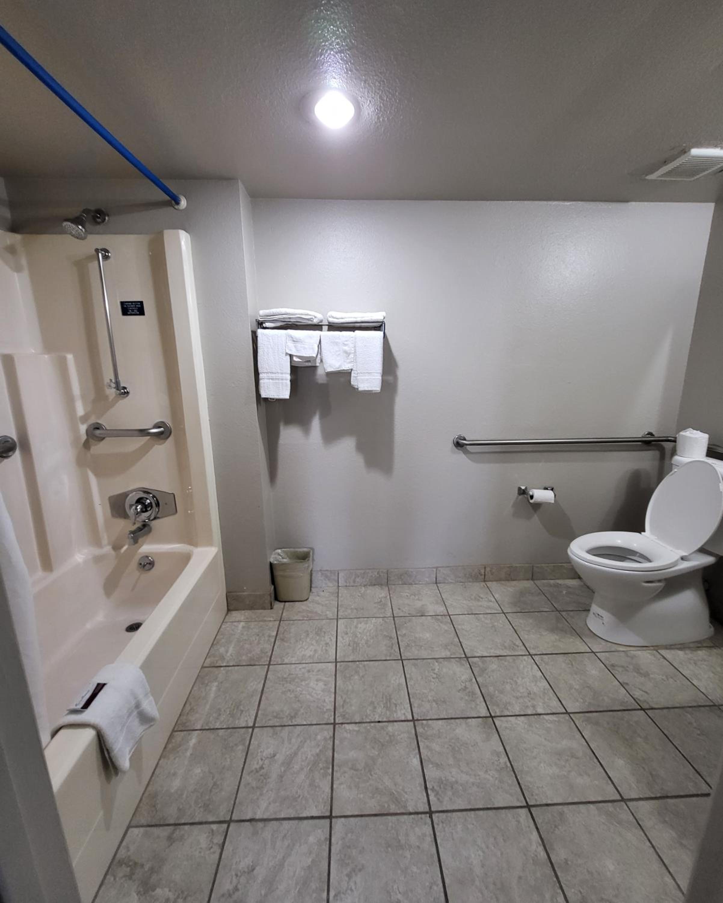 Hallmark Inn and Suites, Photo 5