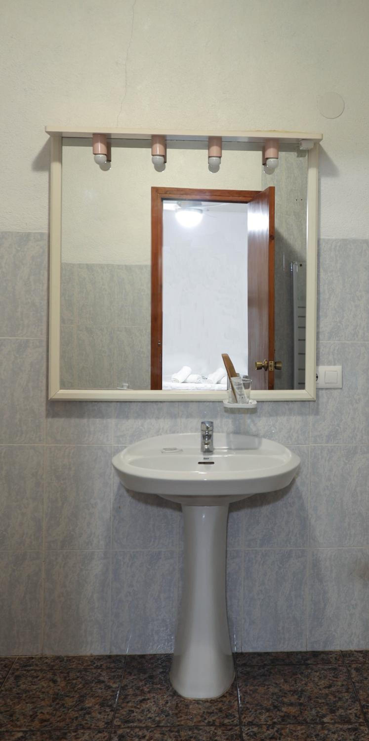 Double Room with Private Bathroom - Photo 4