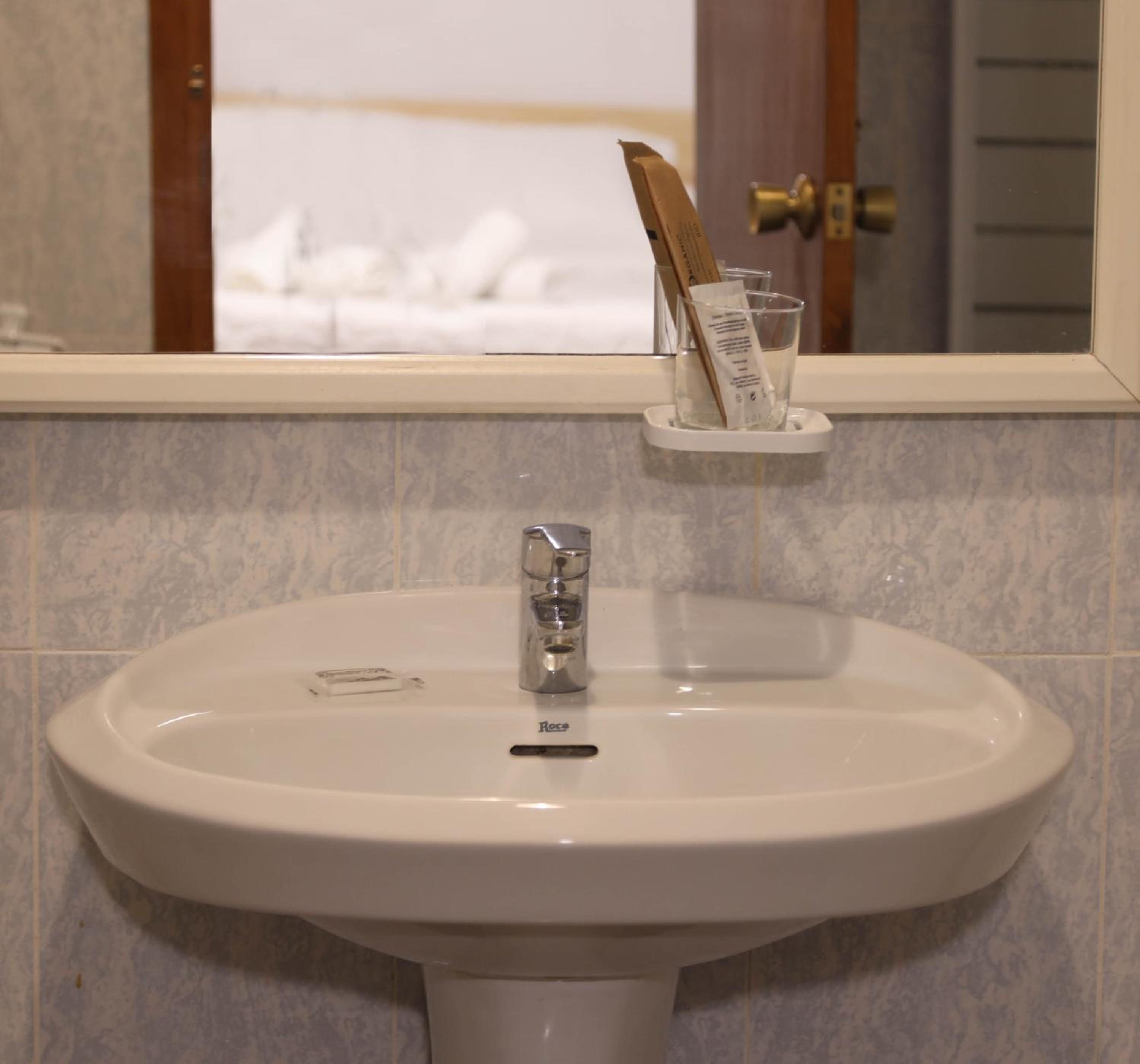 Double Room with Private Bathroom - Photo 3