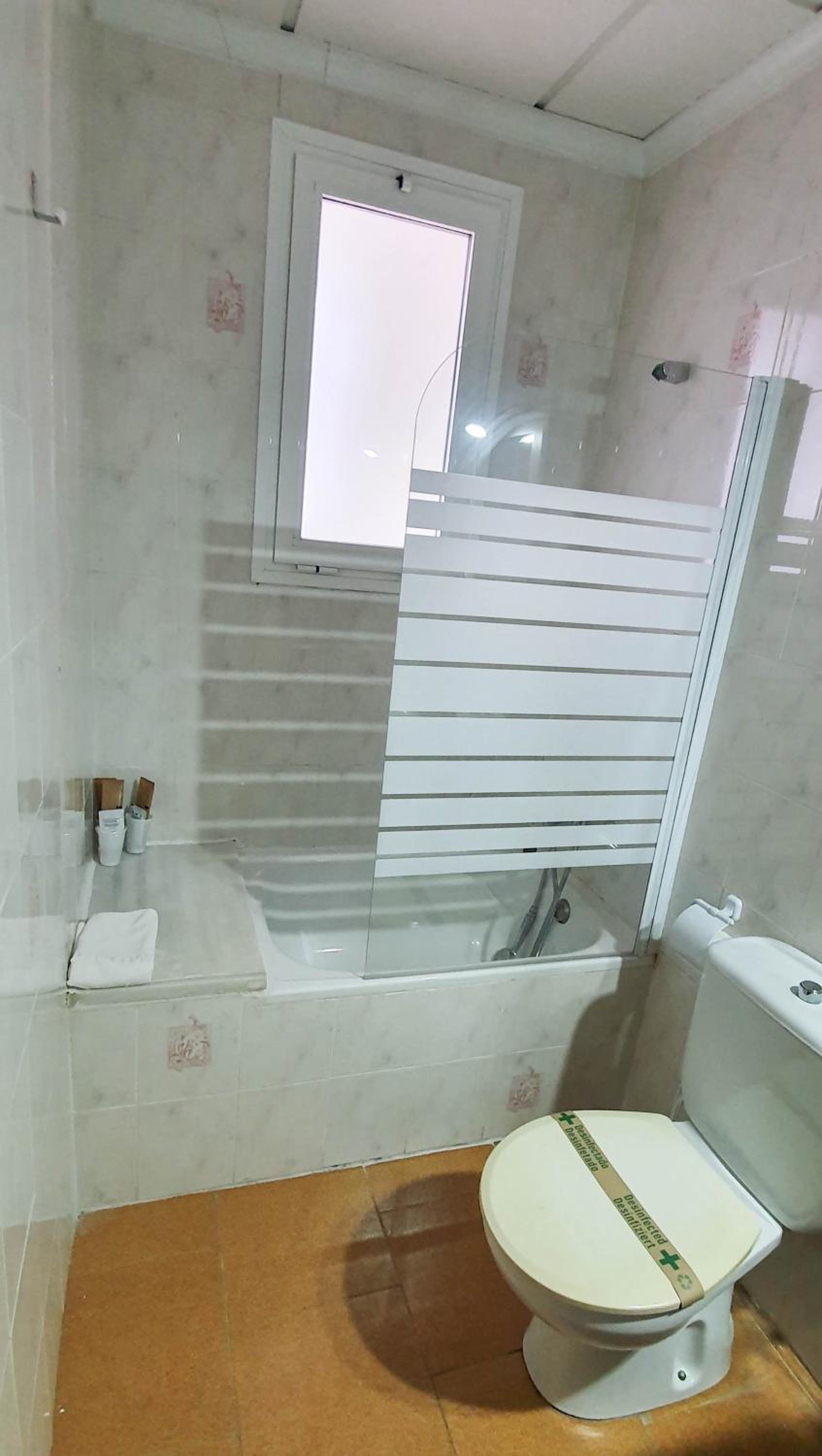 Double Room with Private Bathroom - Photo 14
