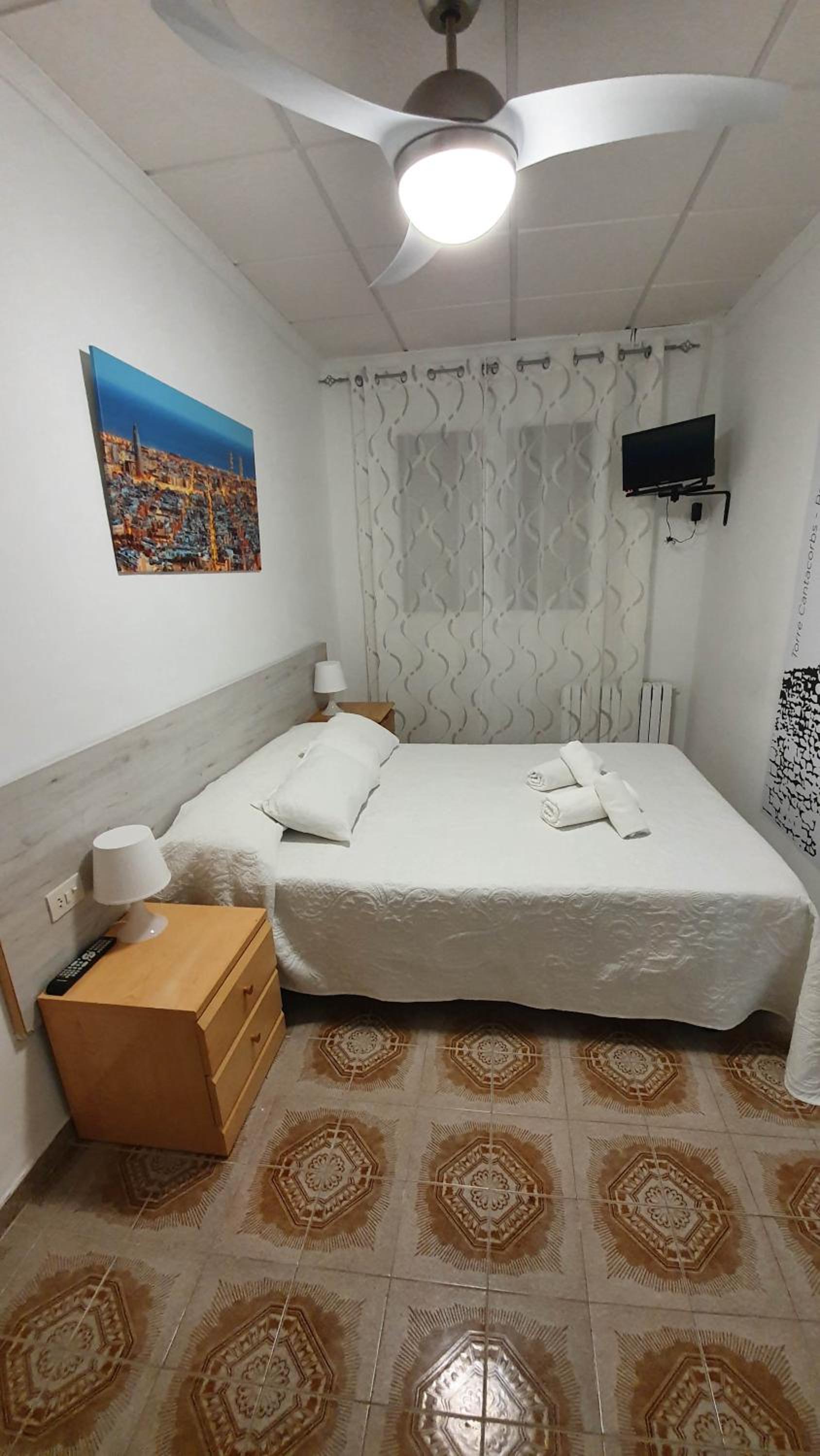 Double Room with Private Bathroom - Photo 8