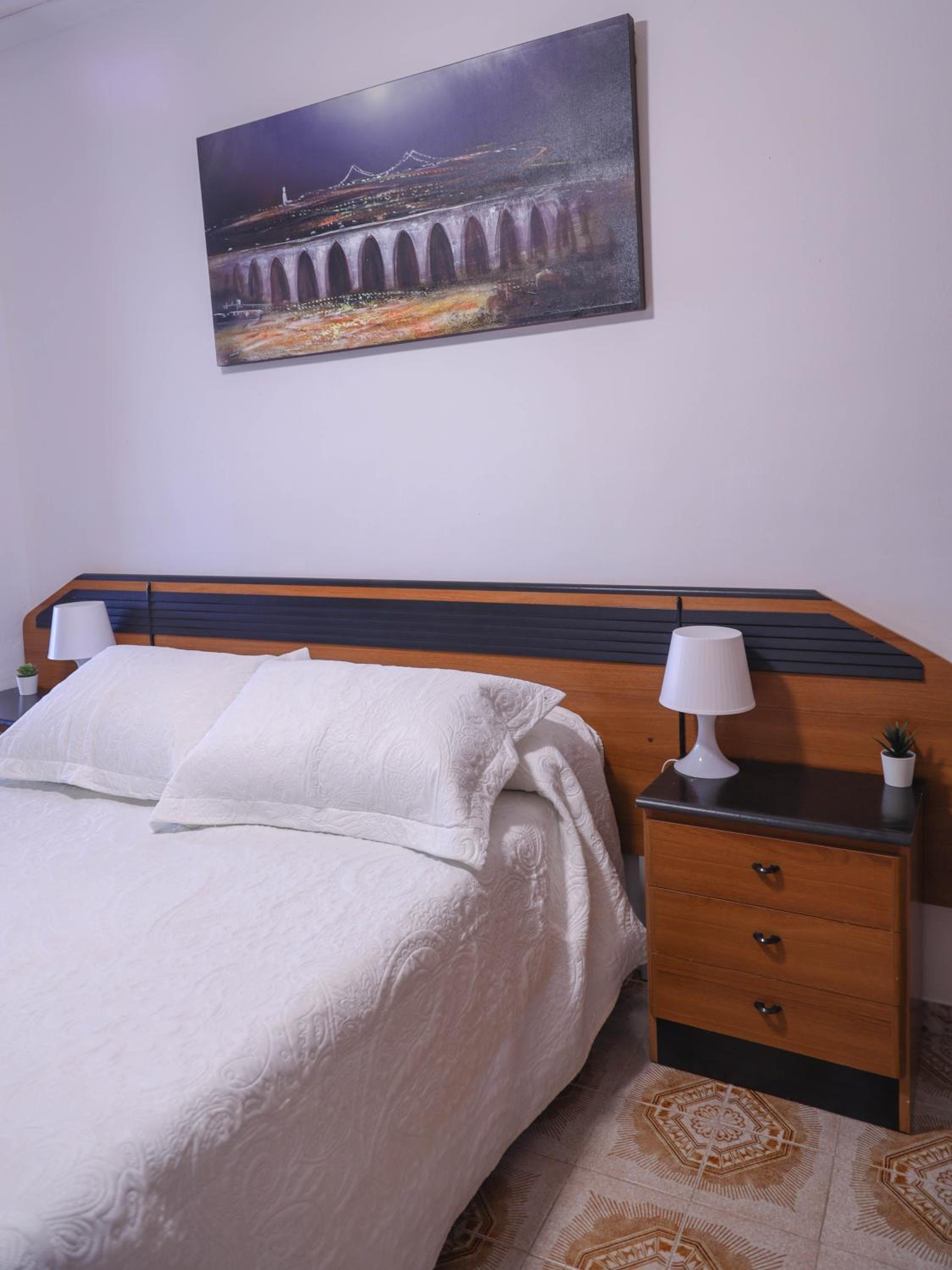 Double Room with Private Bathroom - Photo 9