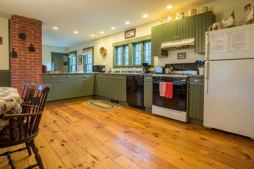 Three-Bedroom House - Photo 15