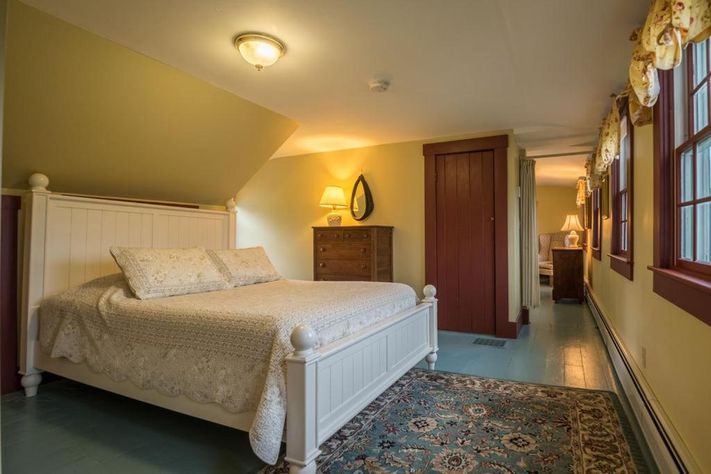 Three-Bedroom House - Photo 6