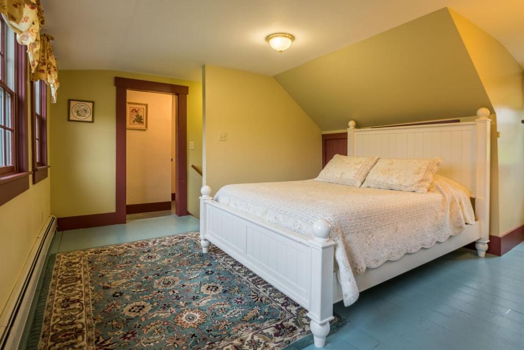 Three-Bedroom House - Photo 10