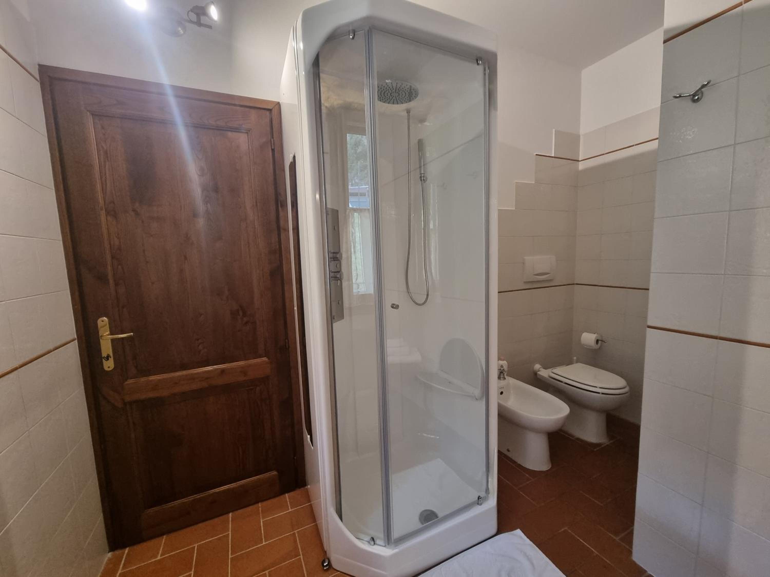 Large Double Room - Photo 10