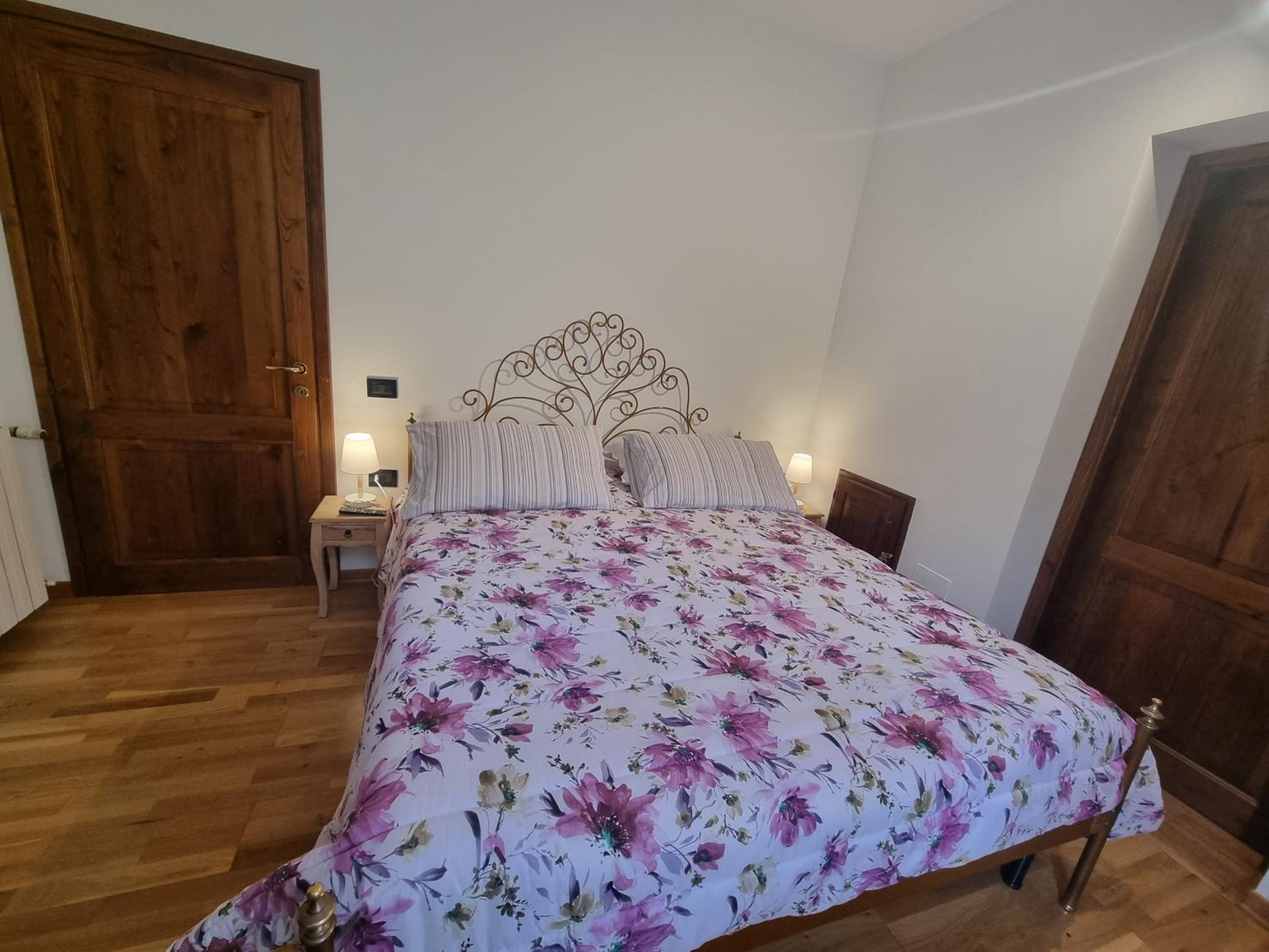 Large Double Room - Photo 1