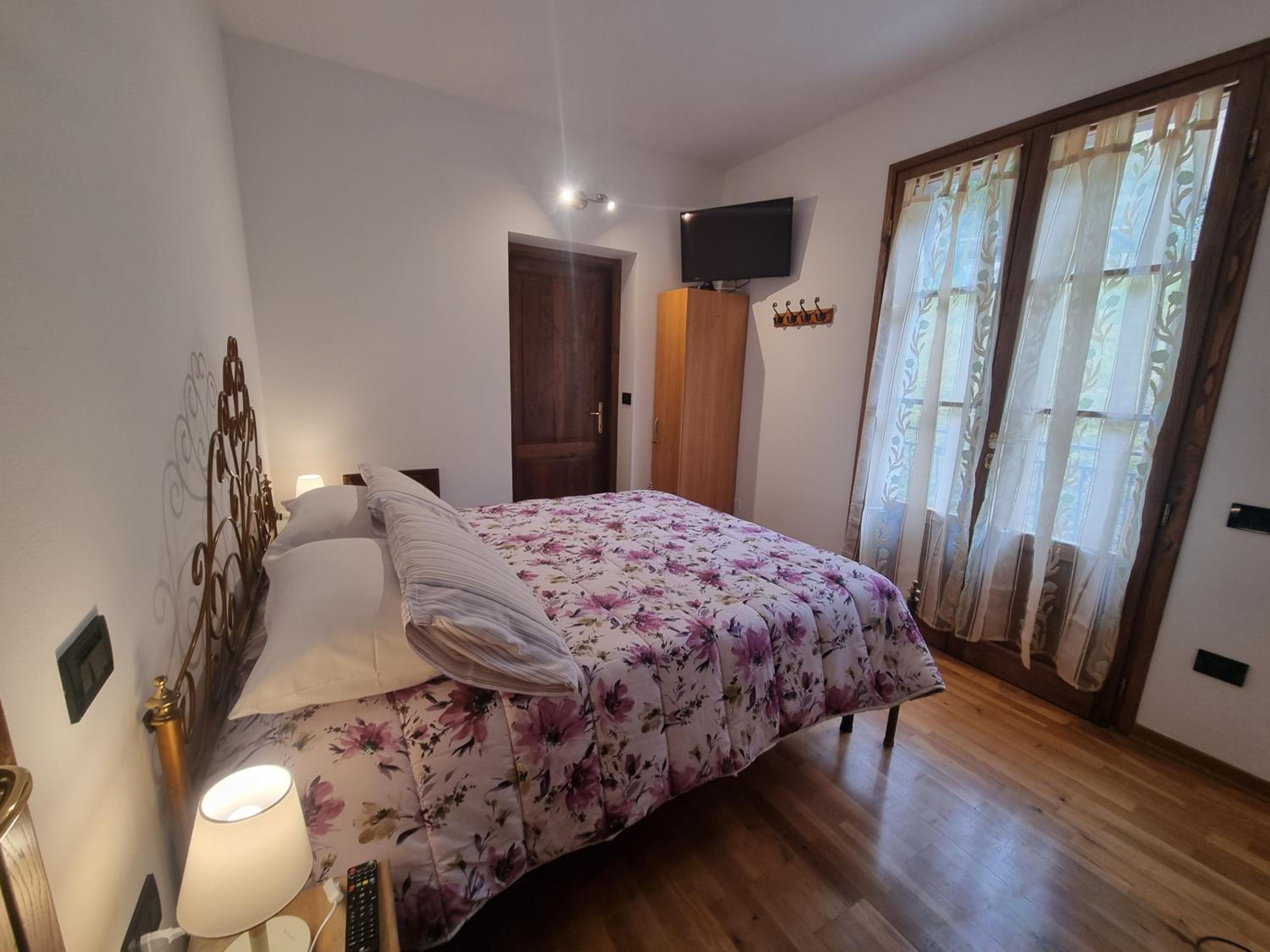 Large Double Room - Photo 9